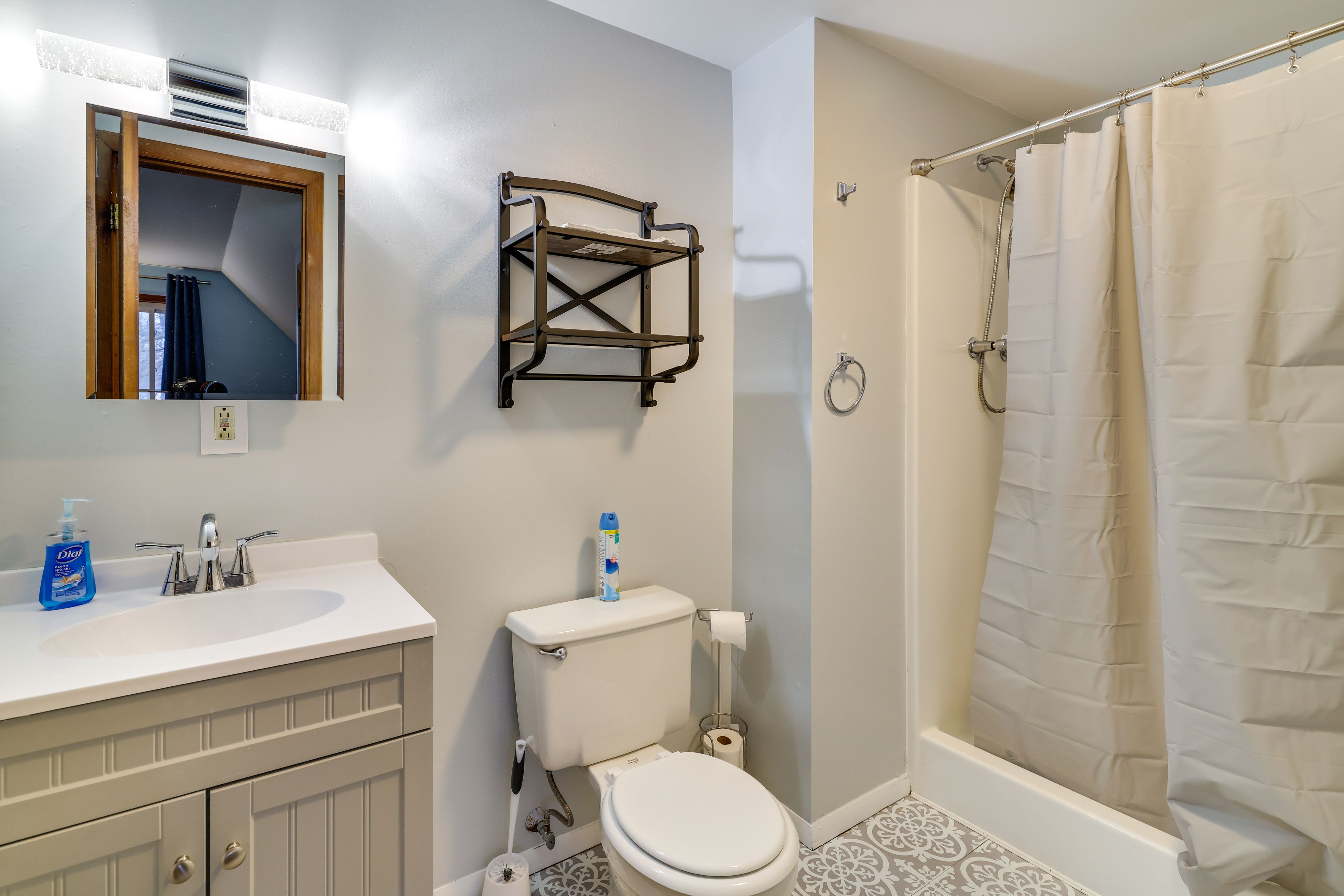 Full Bathroom | 2nd Floor