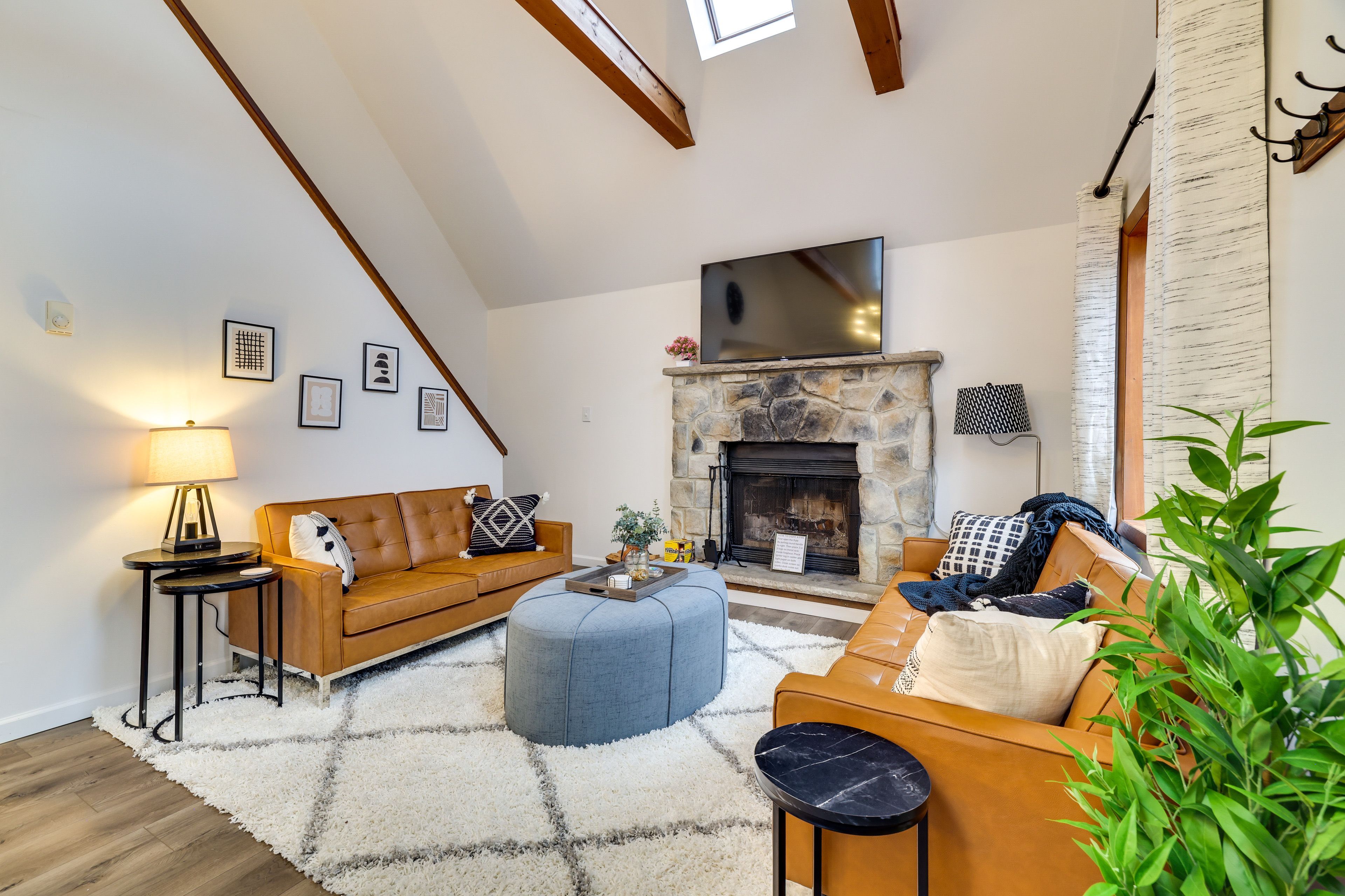 Living Room | 1st Floor | Smart TV | Free WiFi | Central A/C & Heating