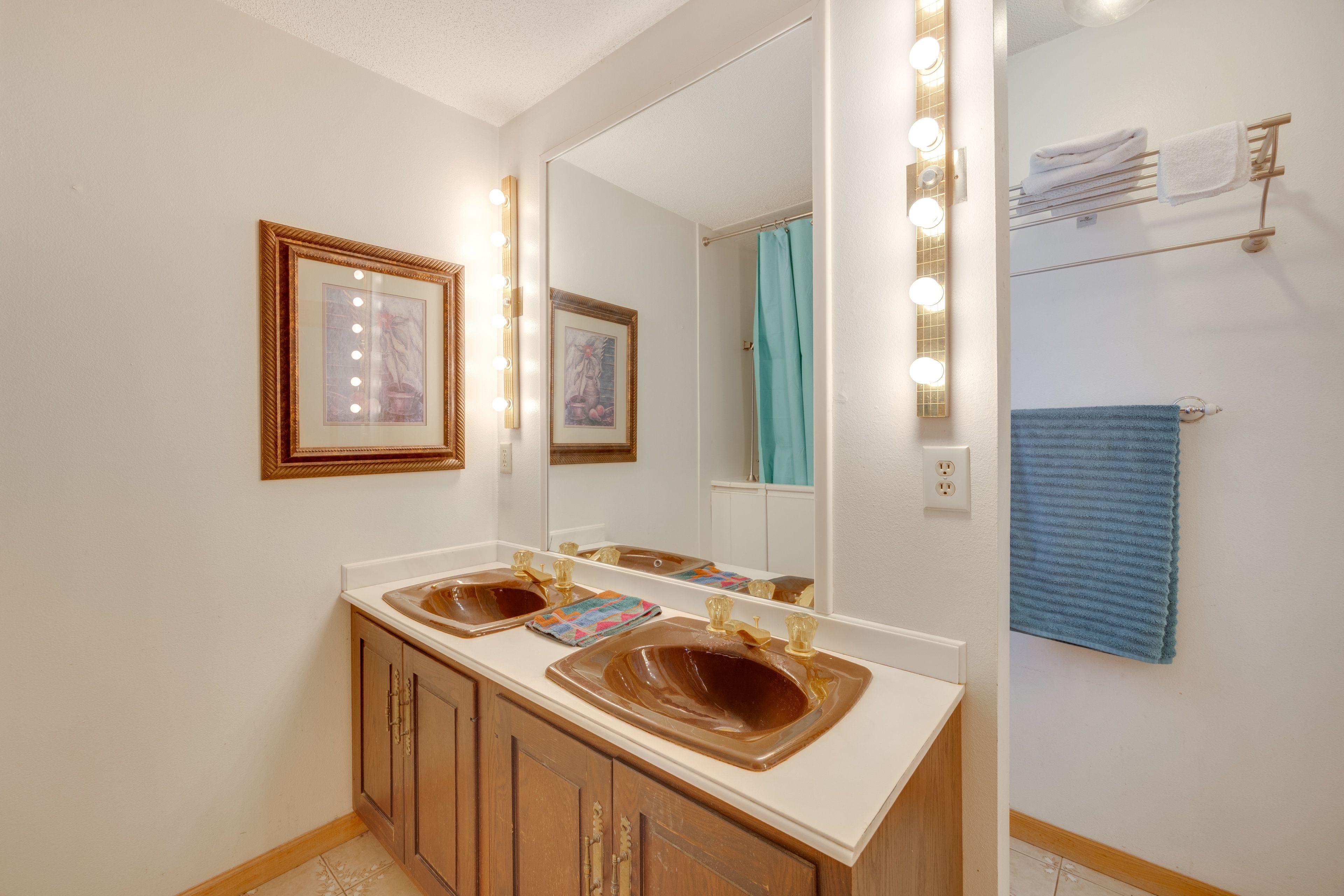 Bathroom | Towels Provided | Main Floor