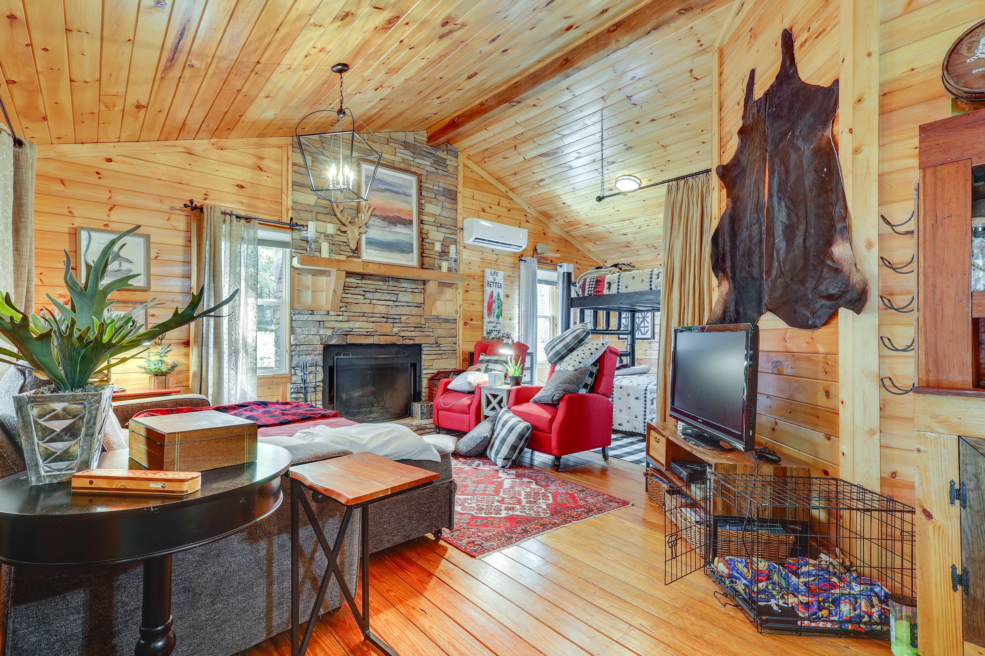 Living Room | Pet Friendly w/ Fee | Central Air Conditioning | Kayaks Provided