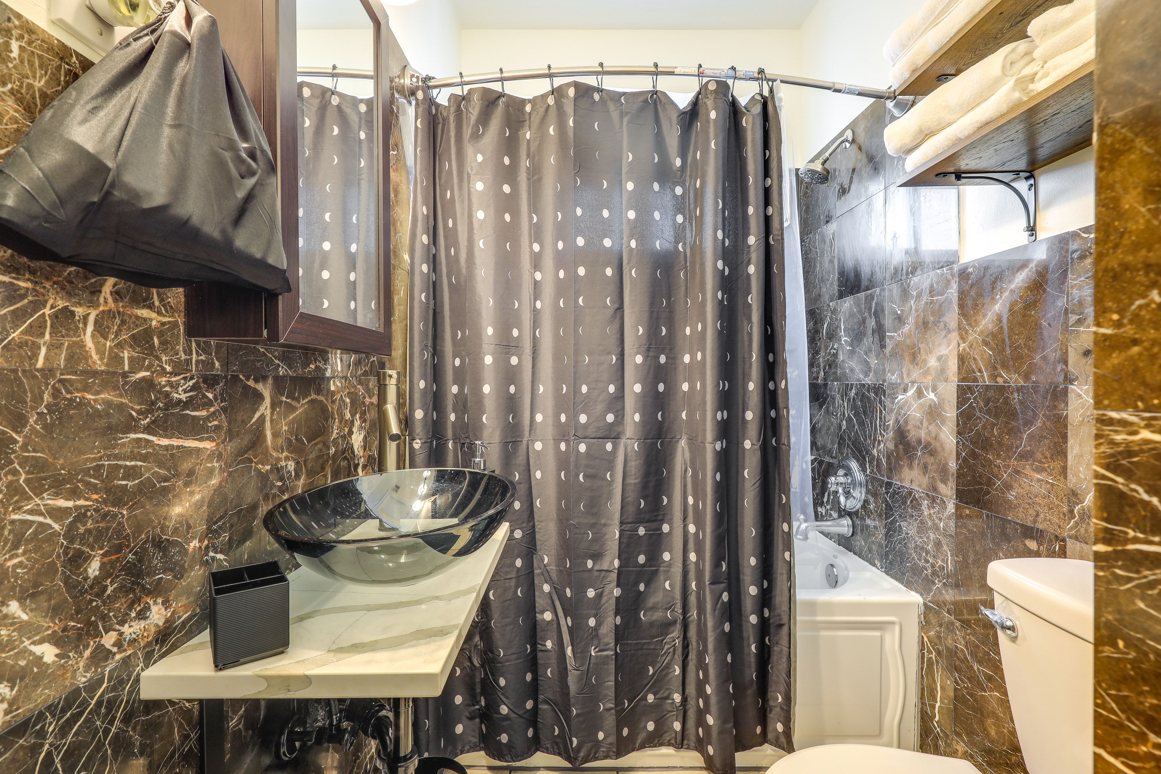 Full Bathroom | Complimentary Toiletries | Towels Provided