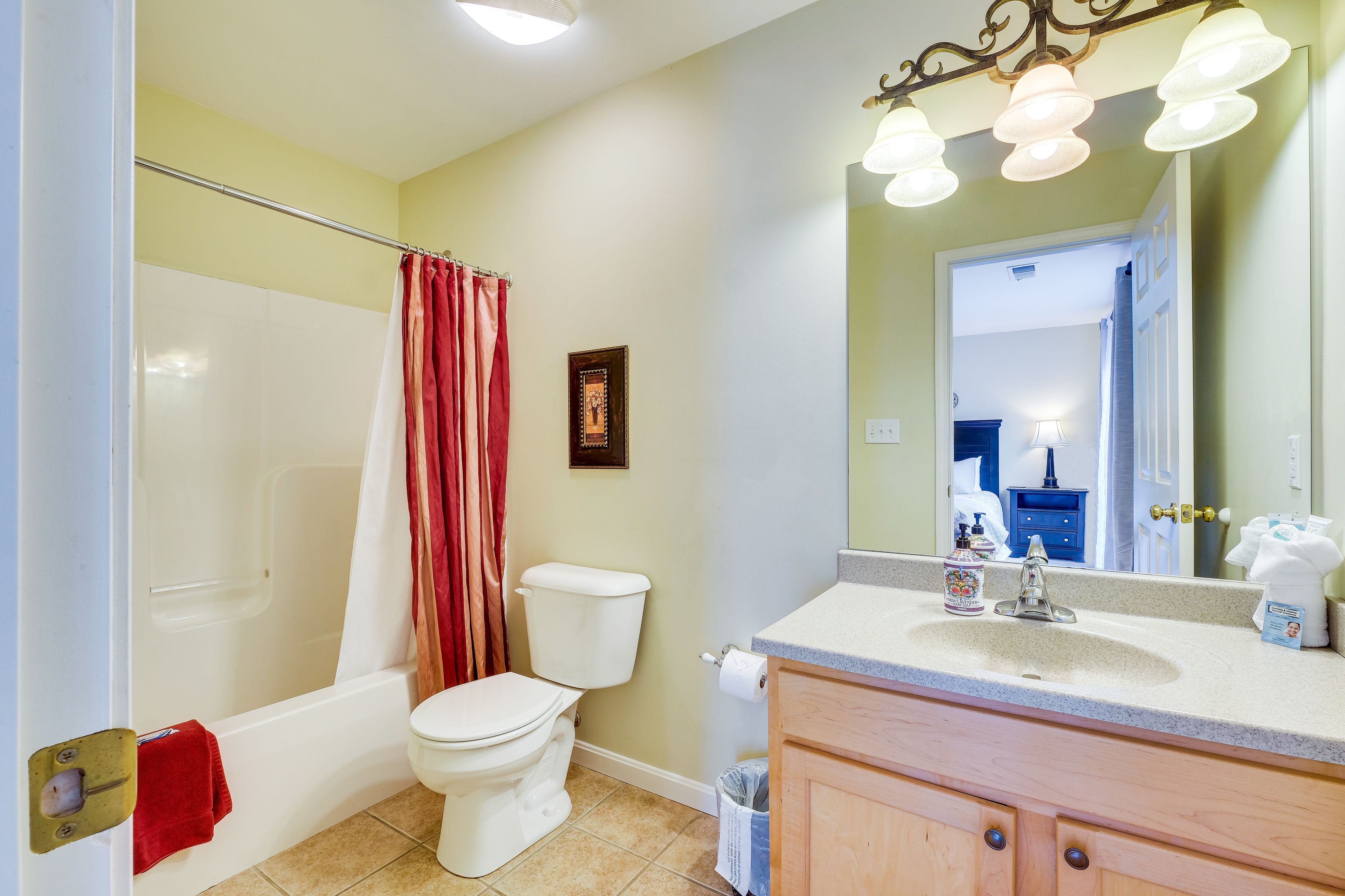 En-Suite Bathroom | Main Level | Towels Provided