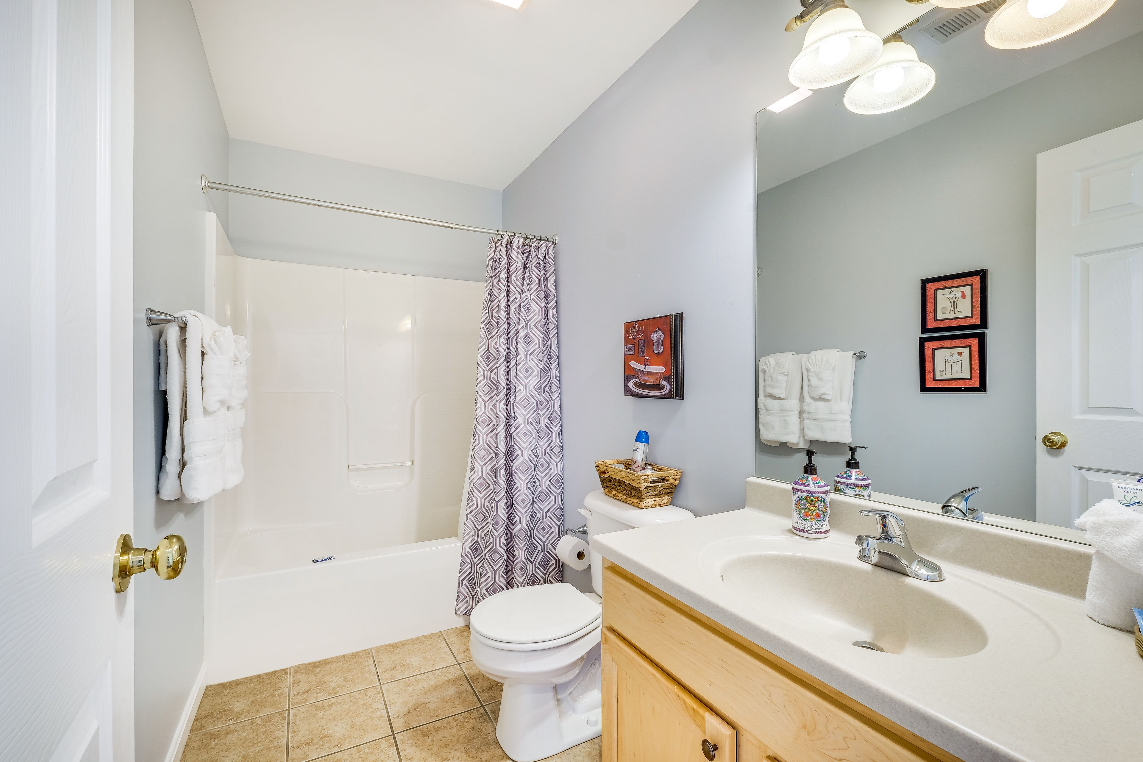 Full Bathroom | Main Level | Complimentary Toiletries