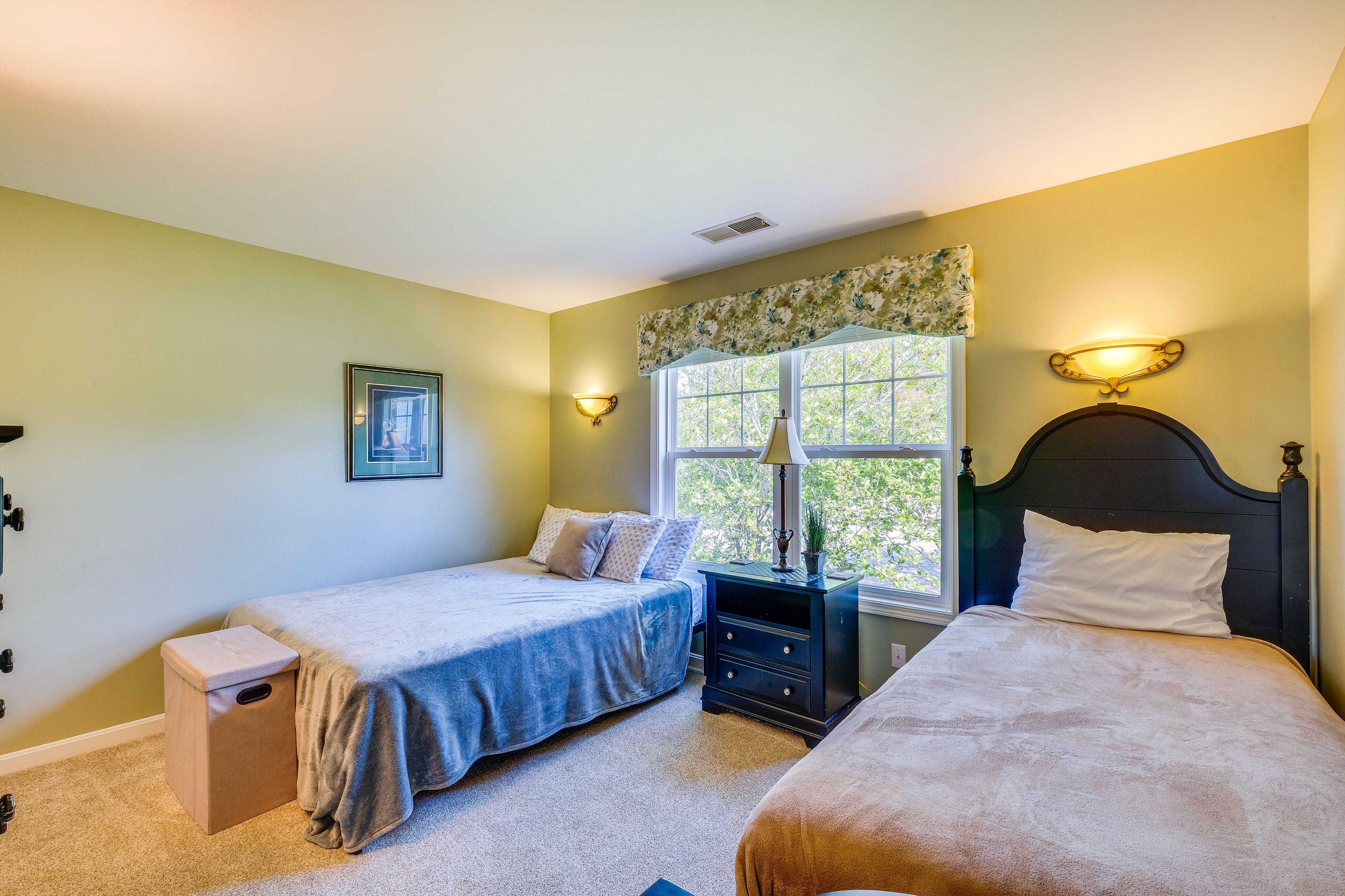 Bedroom 2 | 2 Twin Beds | Hangers