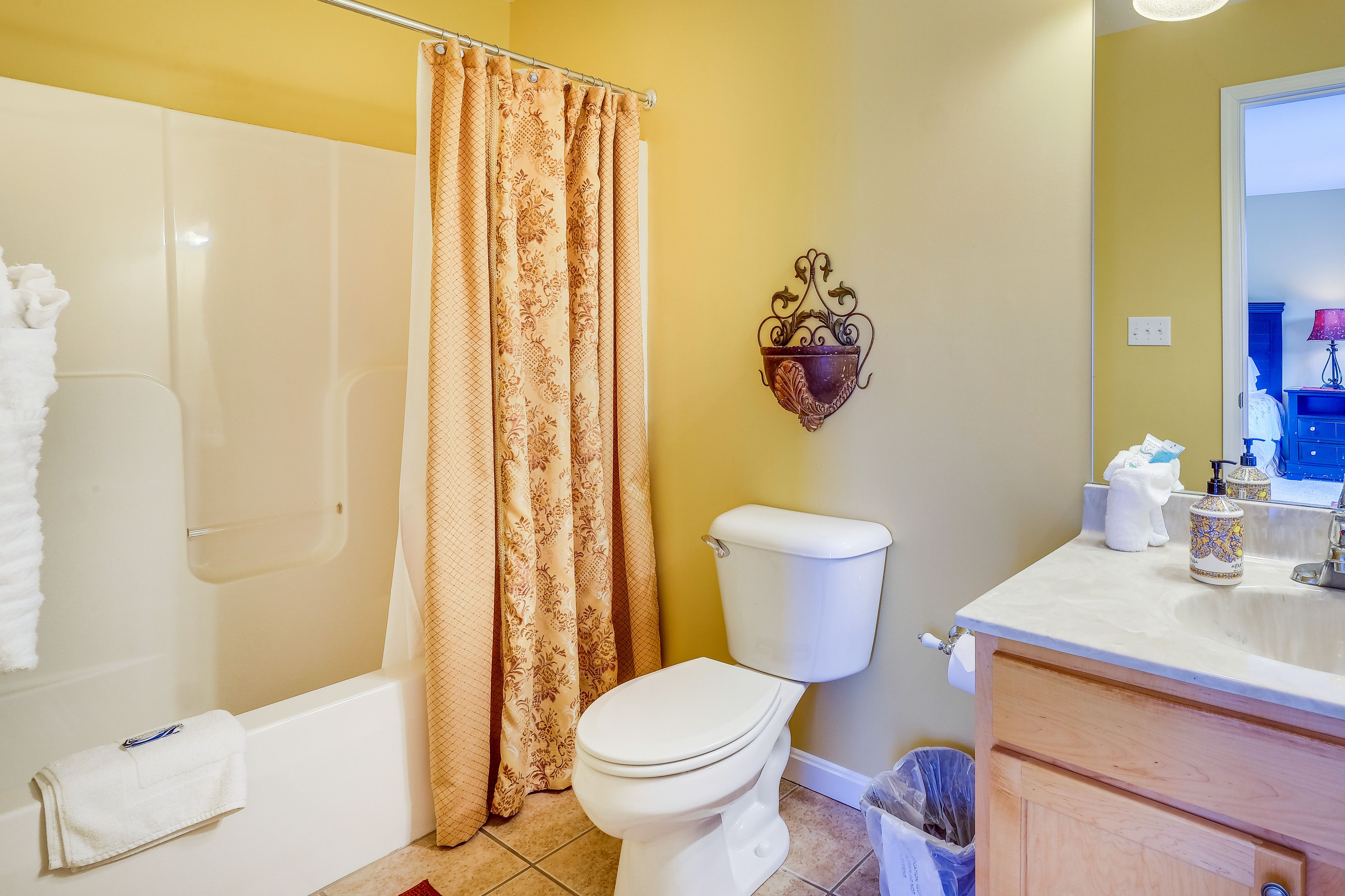 Full Bathroom | Towels Provided | Complimentary Toiletries