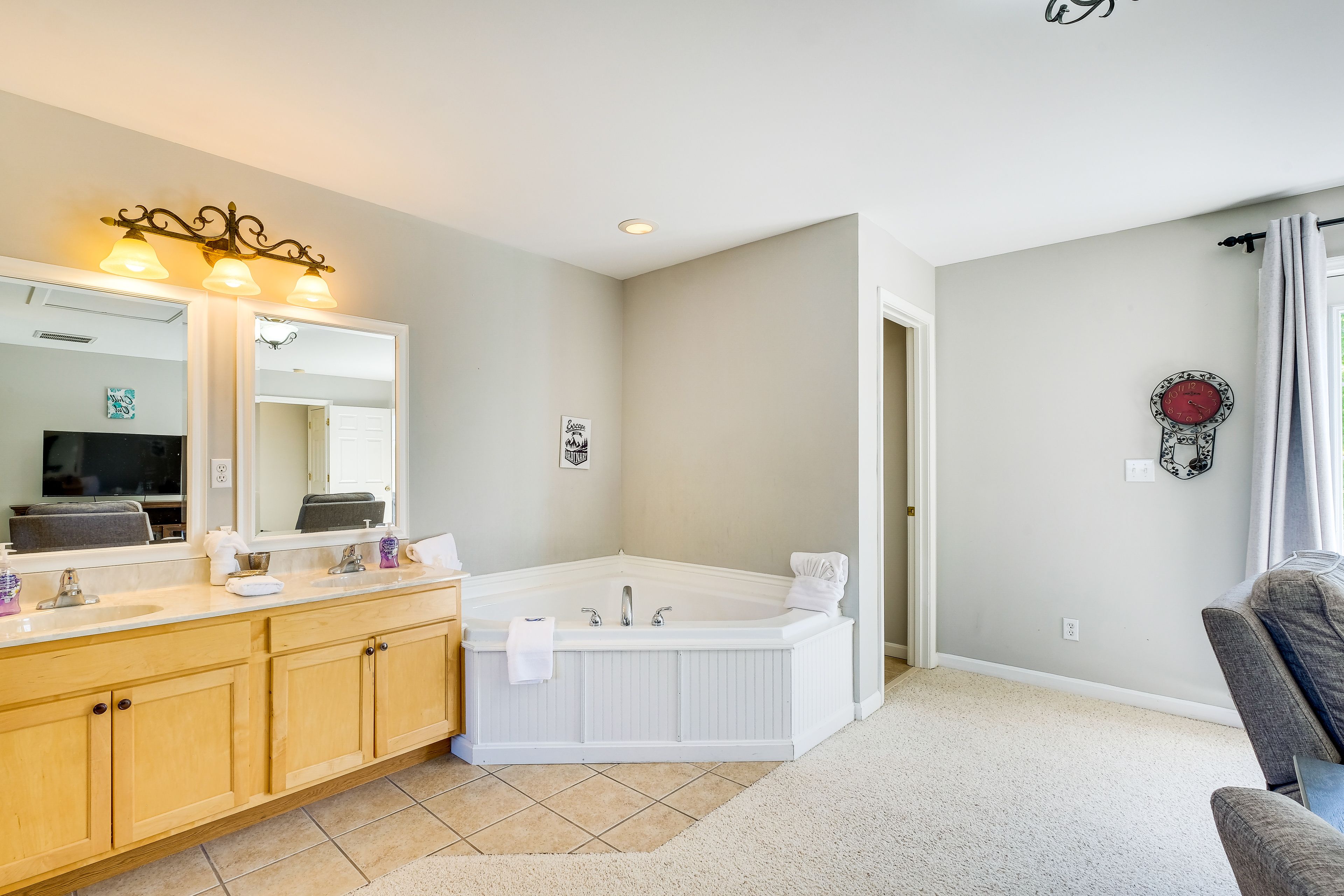 Full Bathroom | 2nd Floor | Jetted Tub