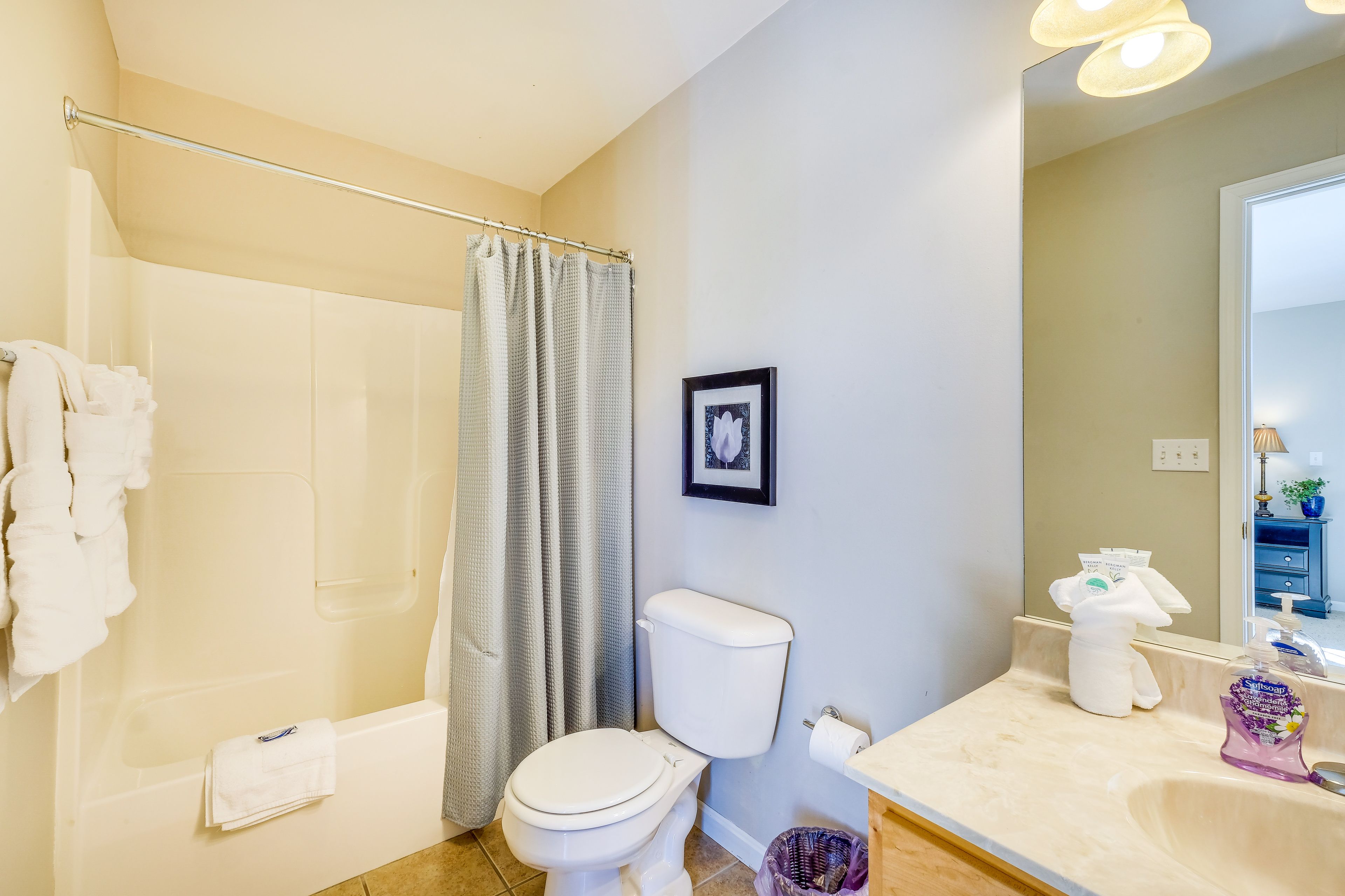 Full Bathroom | 1st Floor | Towels Provided | Complimentary Toiletries