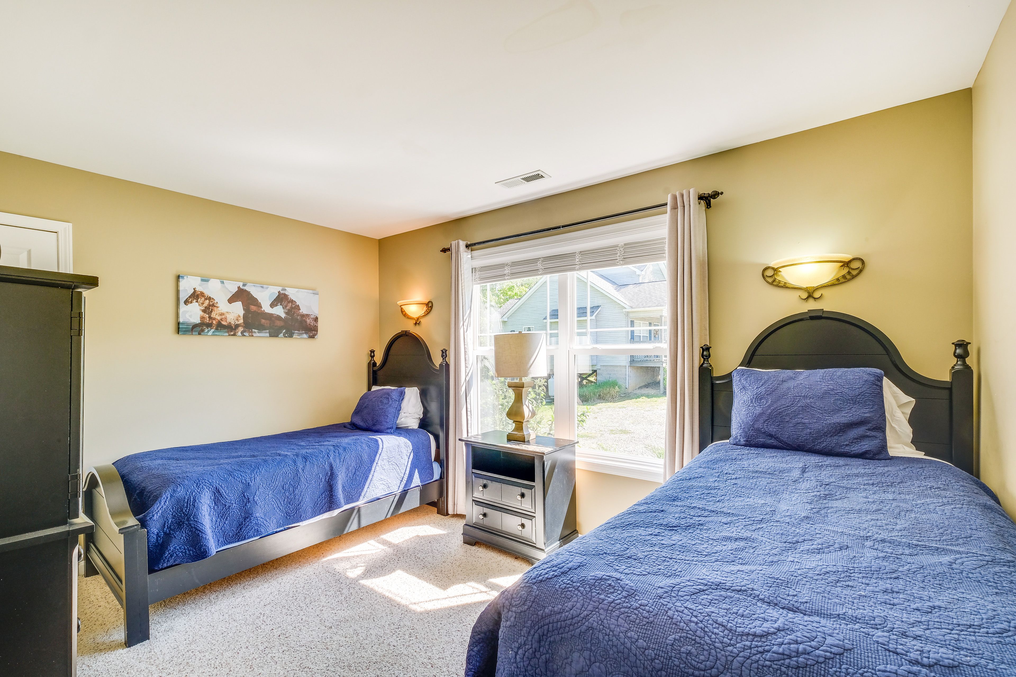 Bedroom 3 | 2 Twin Beds | 1st Floor | Hangers