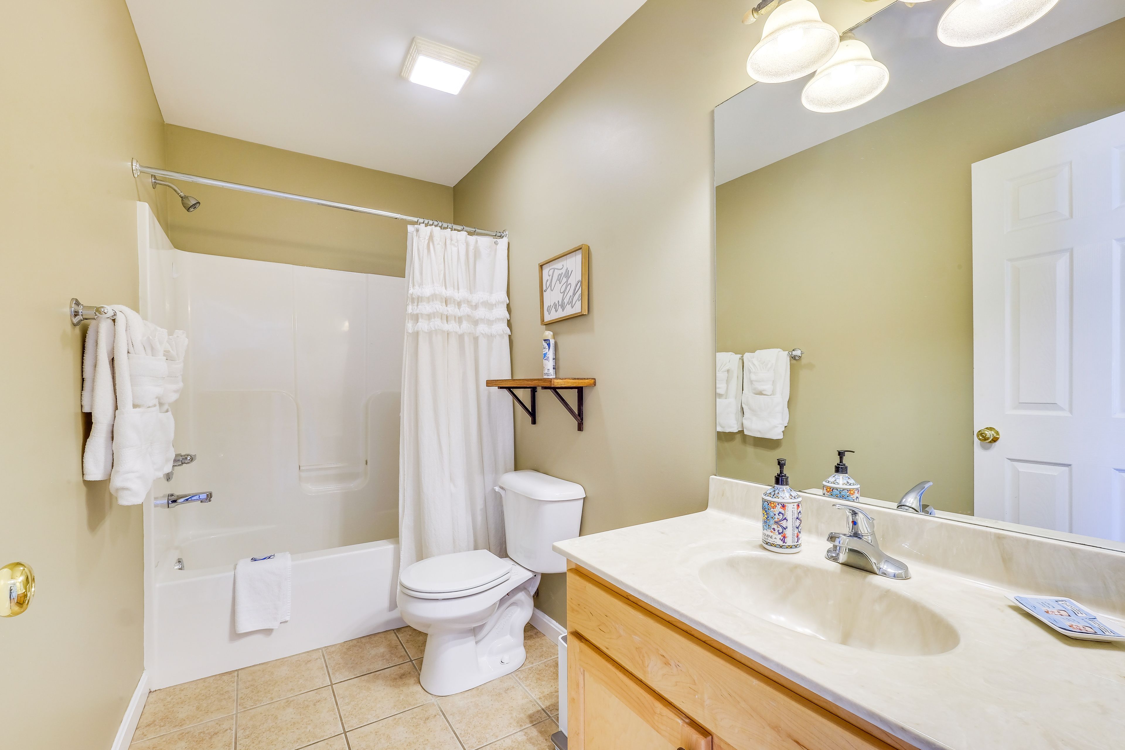 Full Bathroom | 1st Floor | Hair Dryer