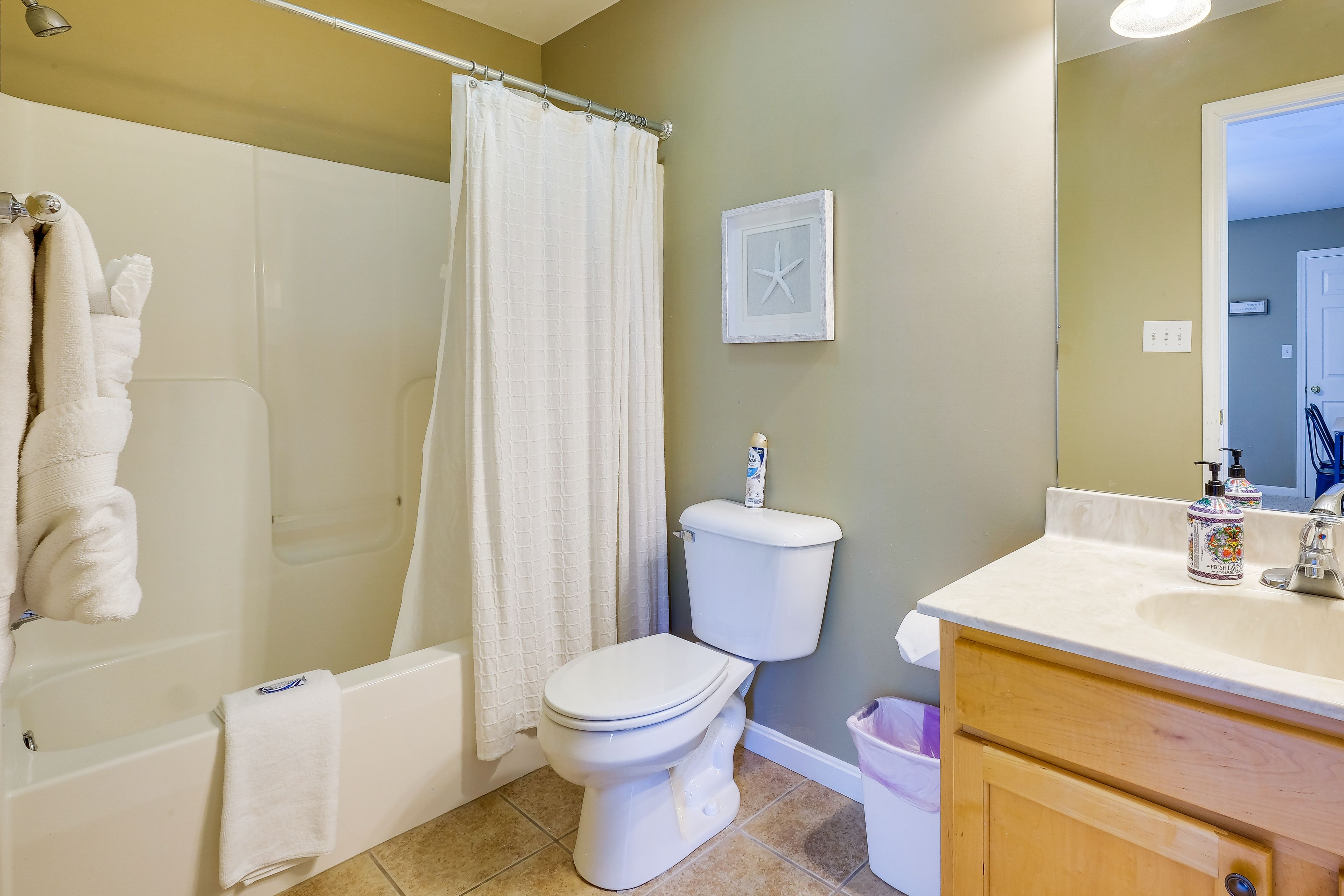 Full Bathroom | 1st Floor | Towels Provided | Complimentary Toiletries