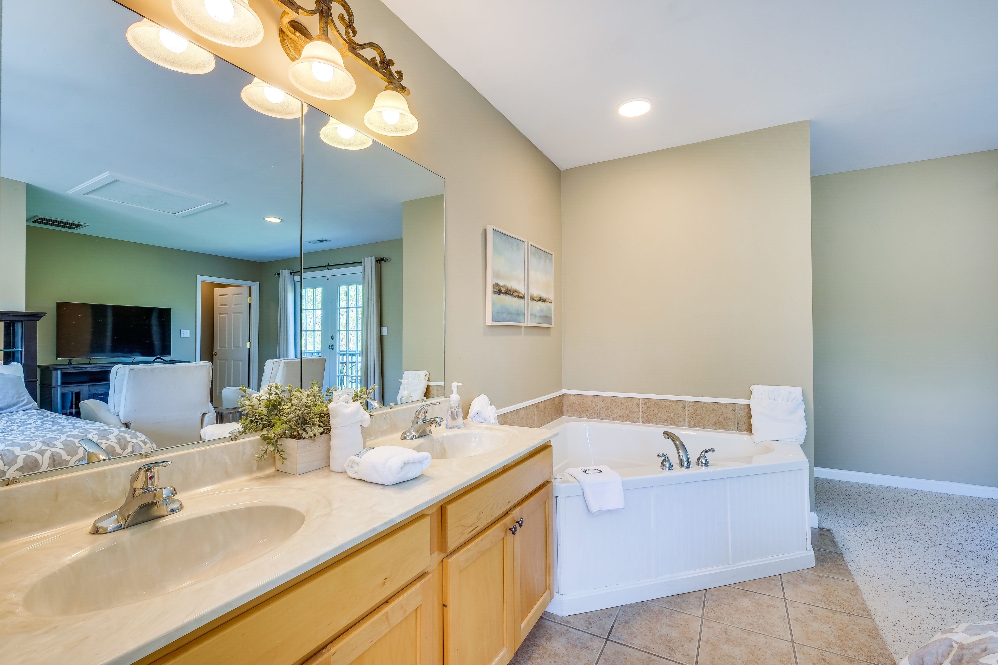 Full Bathroom | 2nd Floor | Jetted Tub