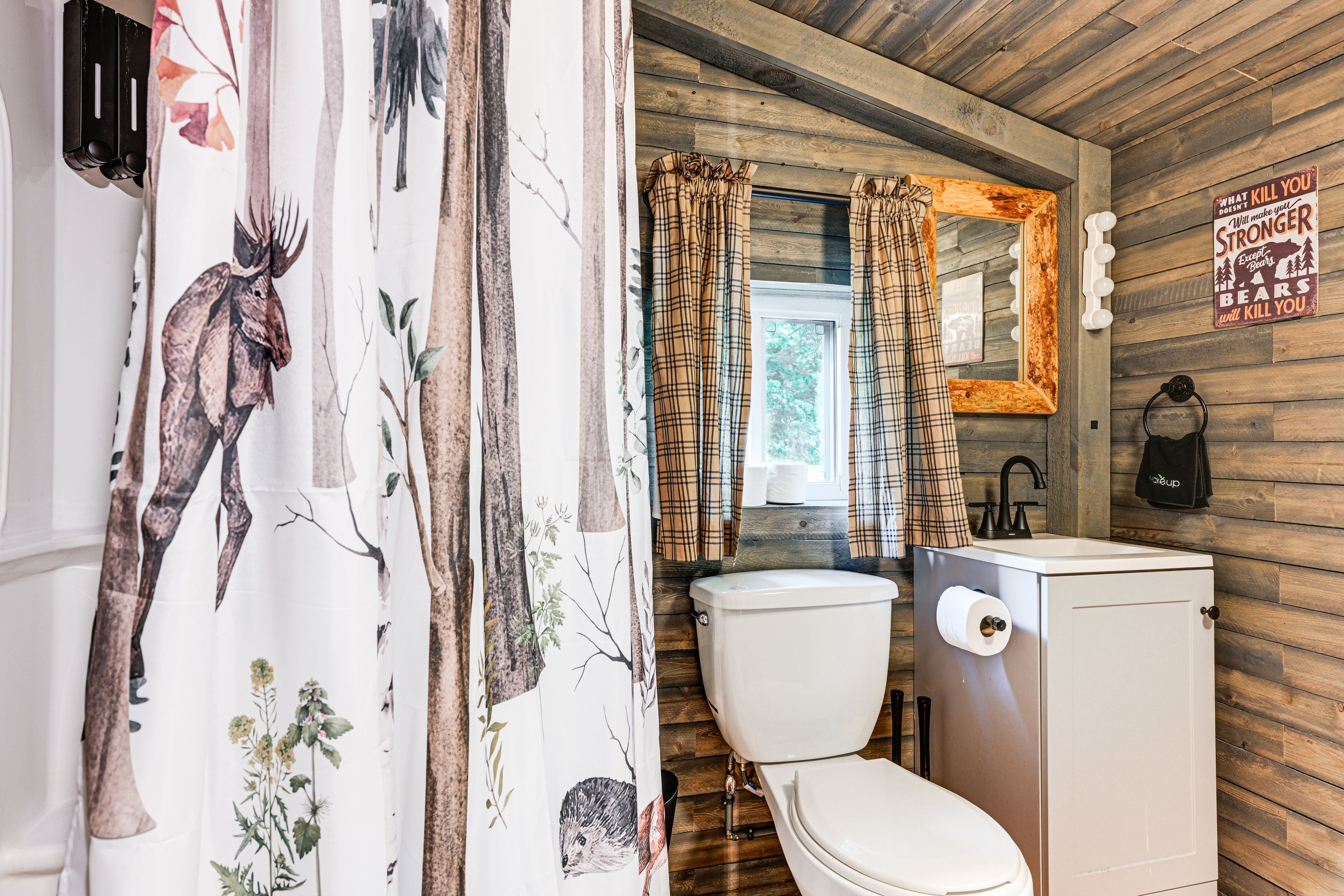 Full Bathroom | Complimentary Toiletries | Towels Provided
