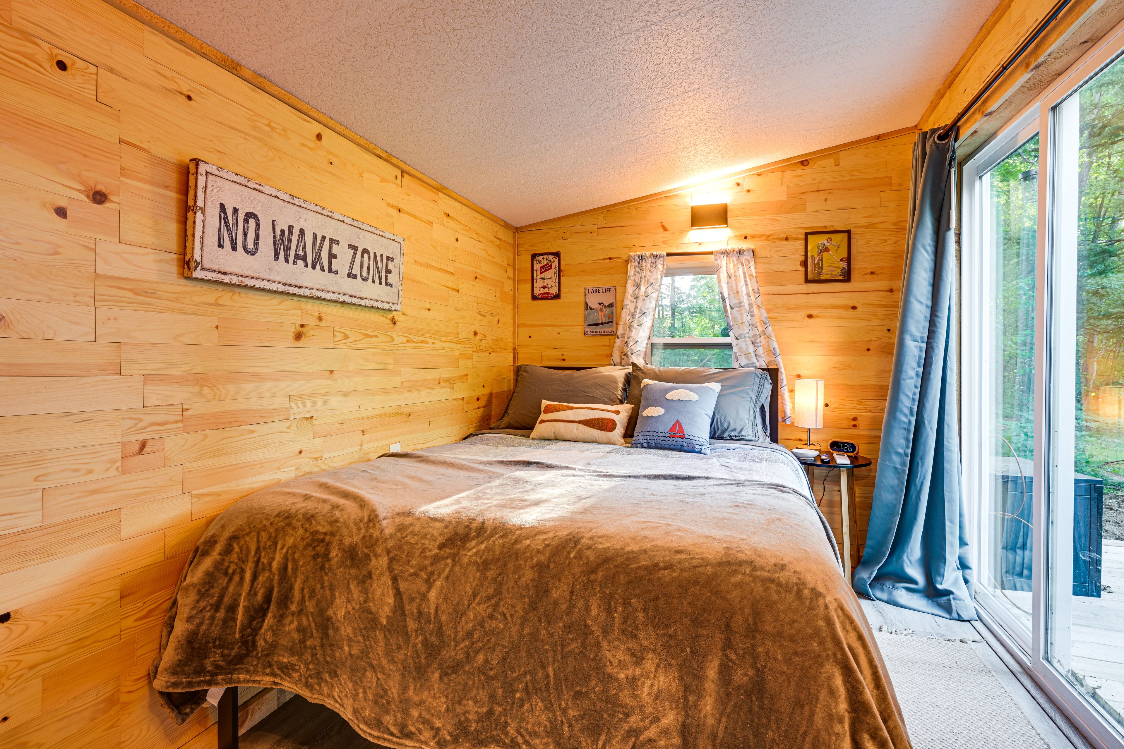 Bedroom | Queen Bed
