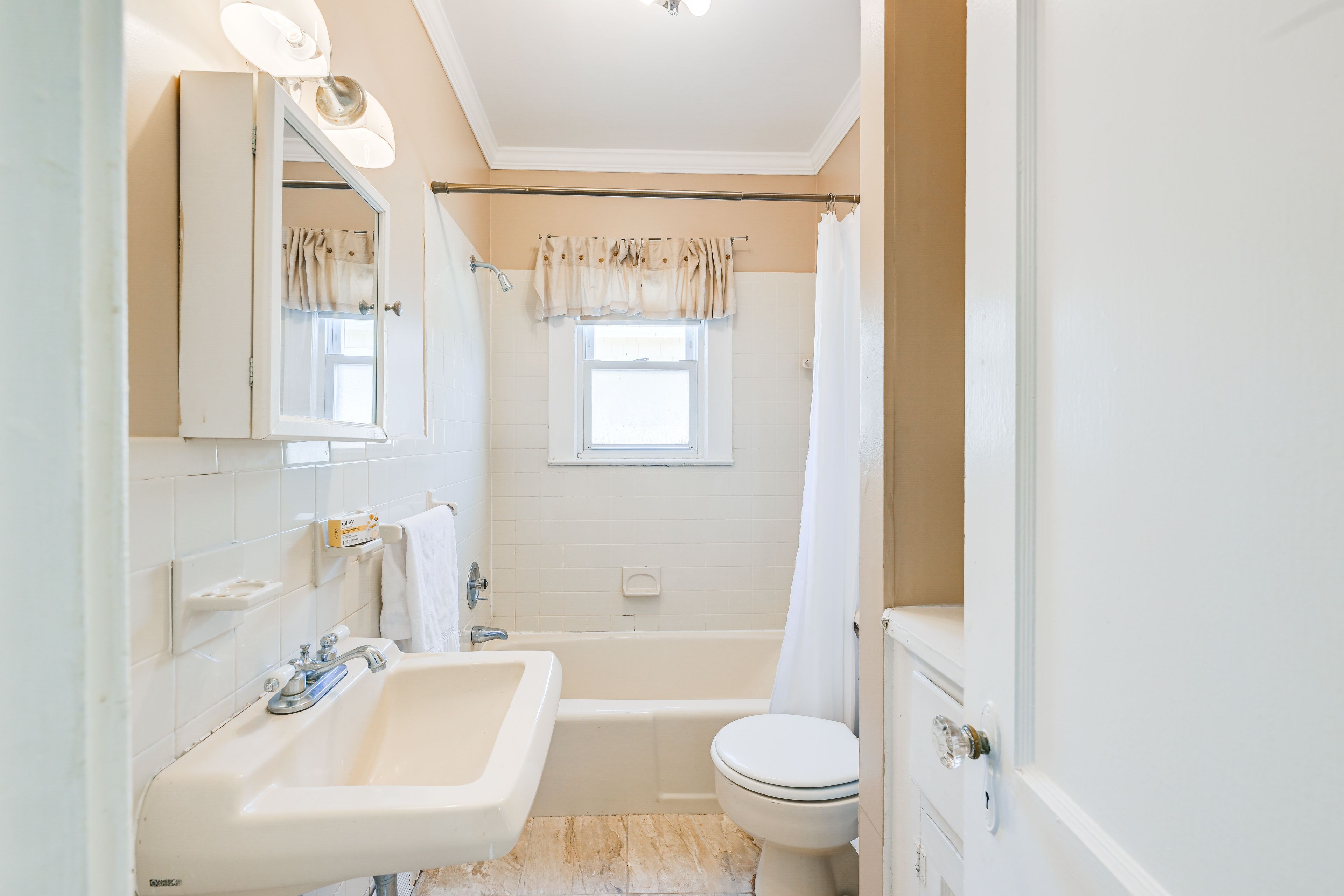 Full Bathroom | Towels Provided