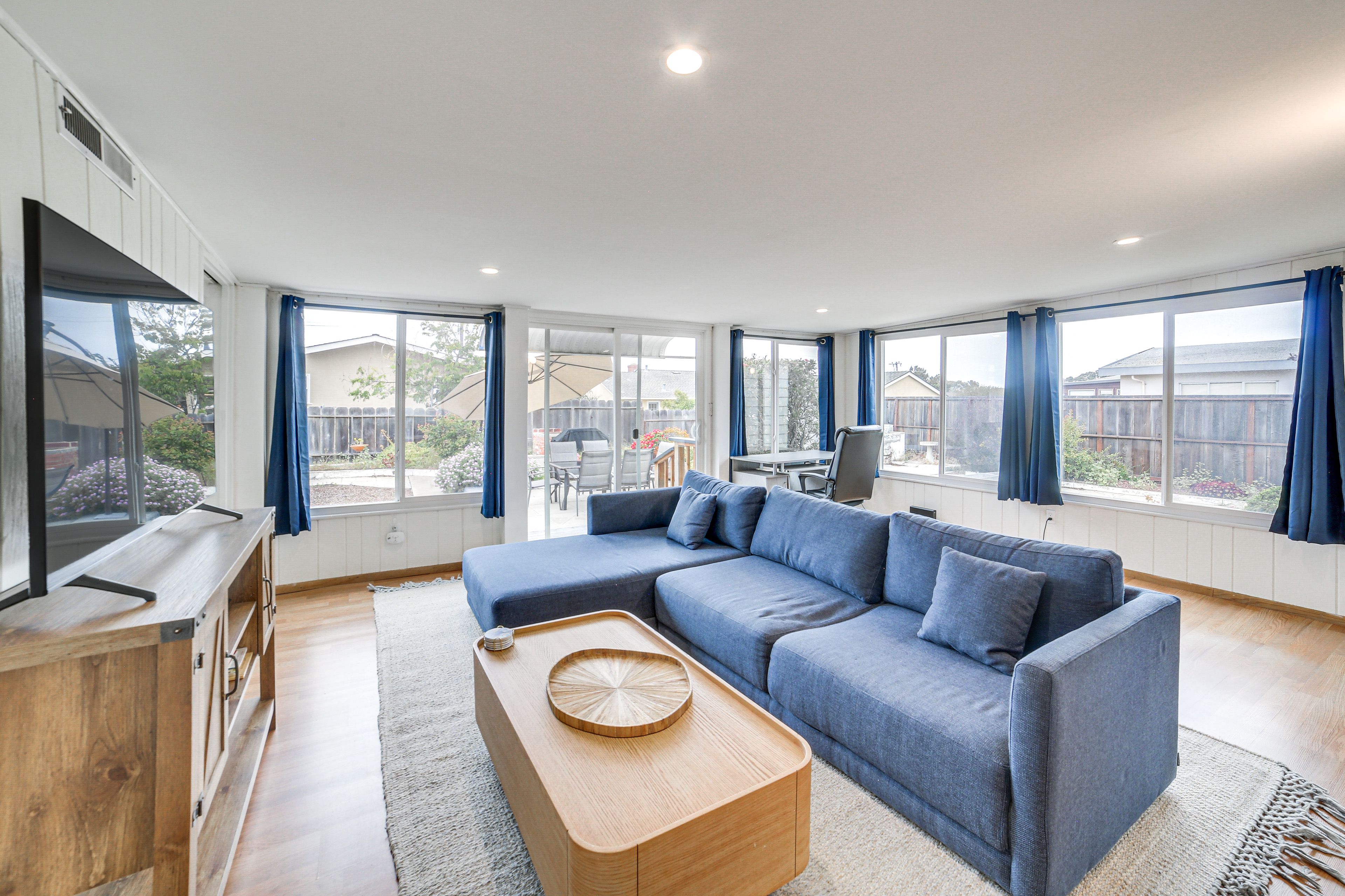 Living Room | Smart TV | Desk Workspace