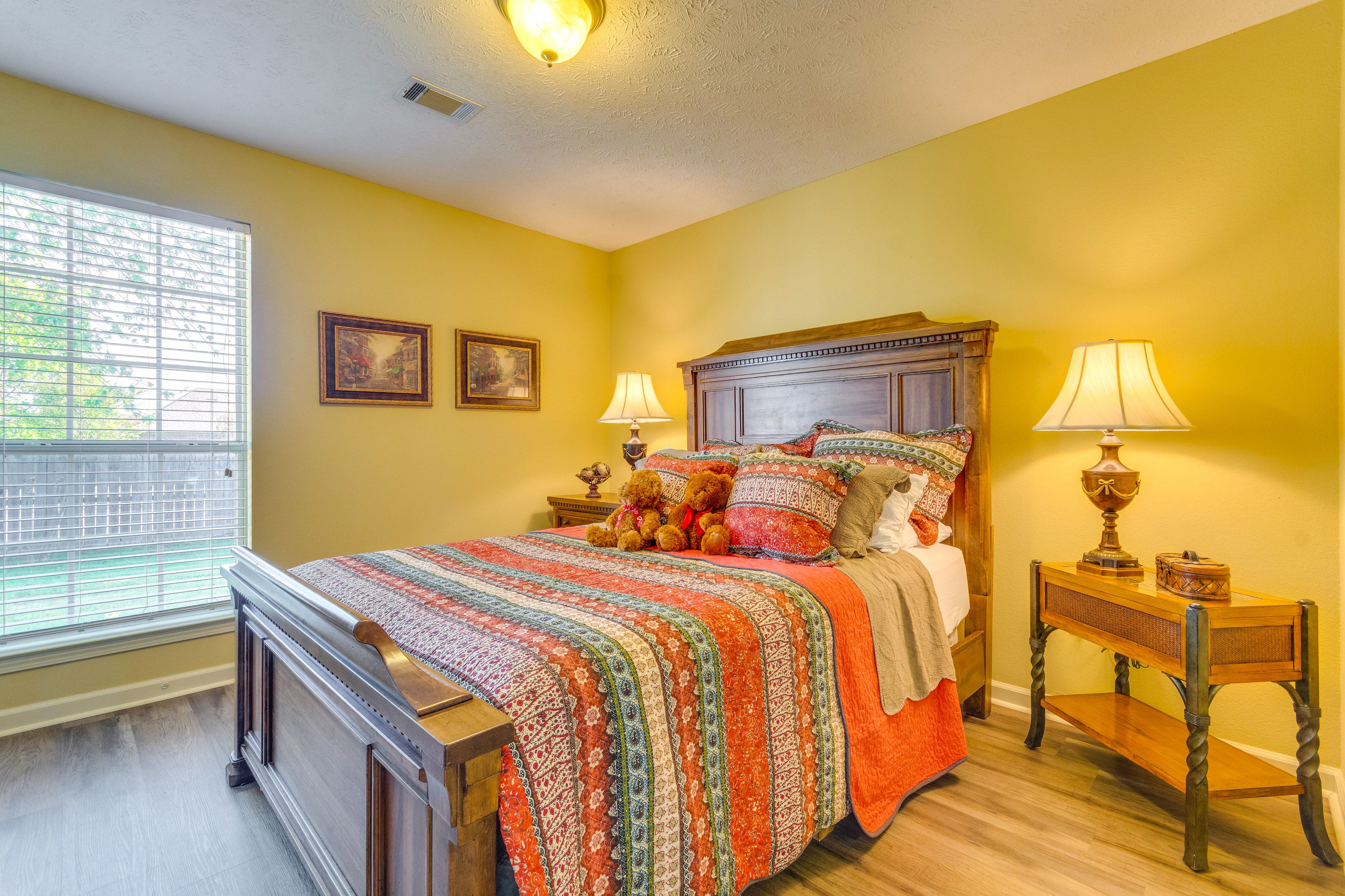 Bedroom 2 | Queen Bed | Smart TV | Hangers