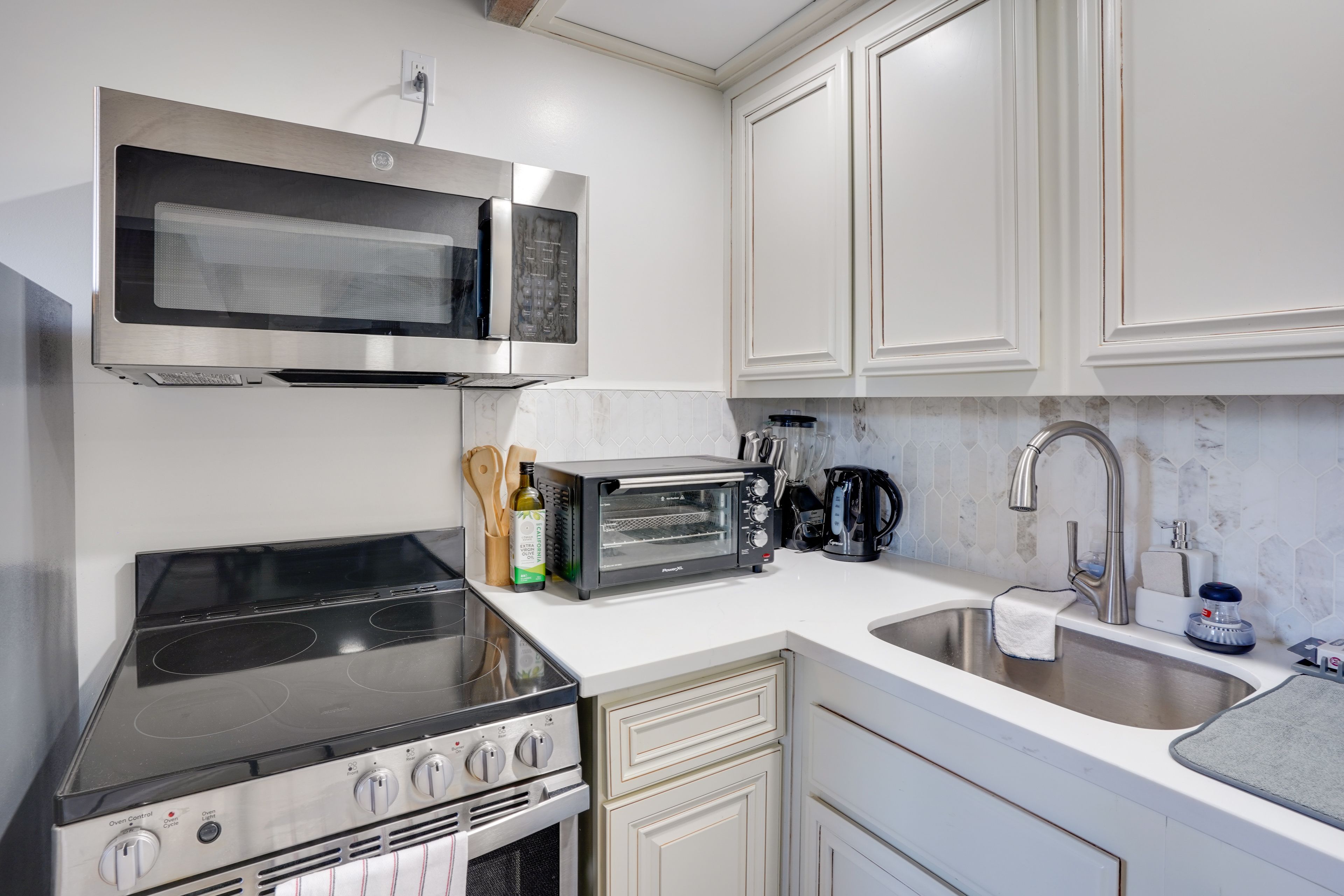 Kitchen | Toaster Oven | Blender | Coffee Maker | Hot Water Pot