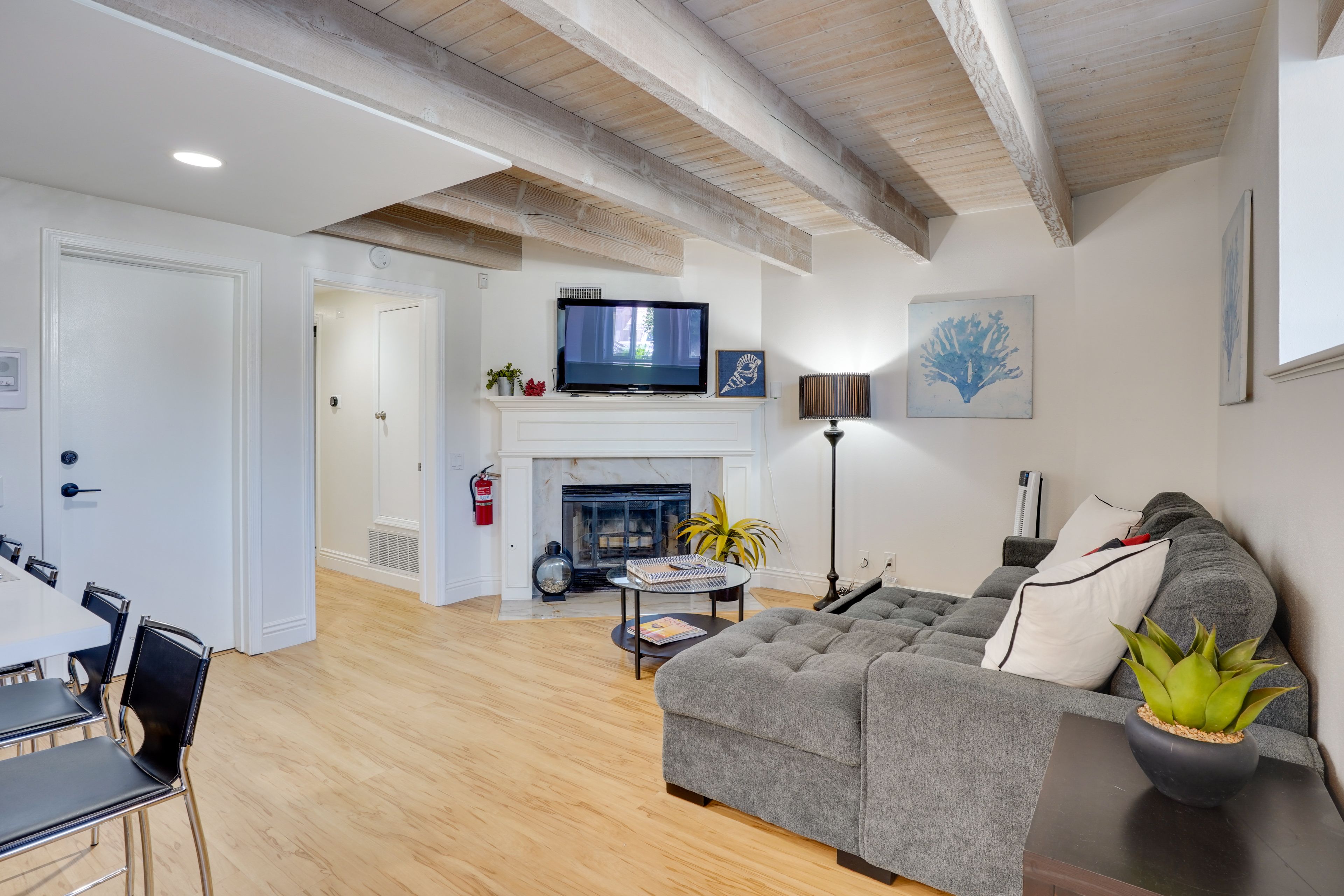 Living Room | Sleeper Sofa | Free WiFi | Flat-Screen TV | Fireplace