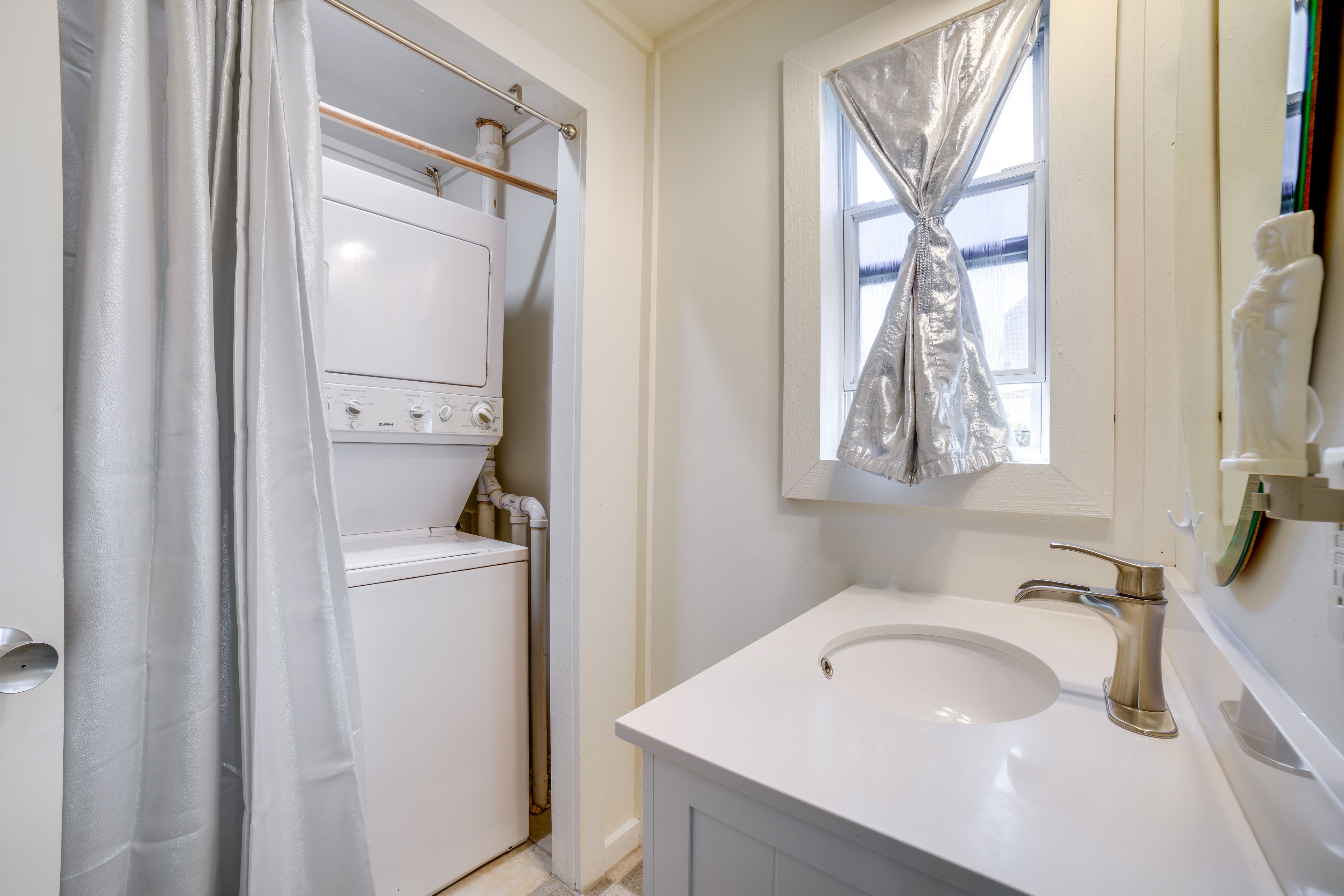 Full Bathroom | Towels Provided | Complimentary Toiletries | Washer + Dryer