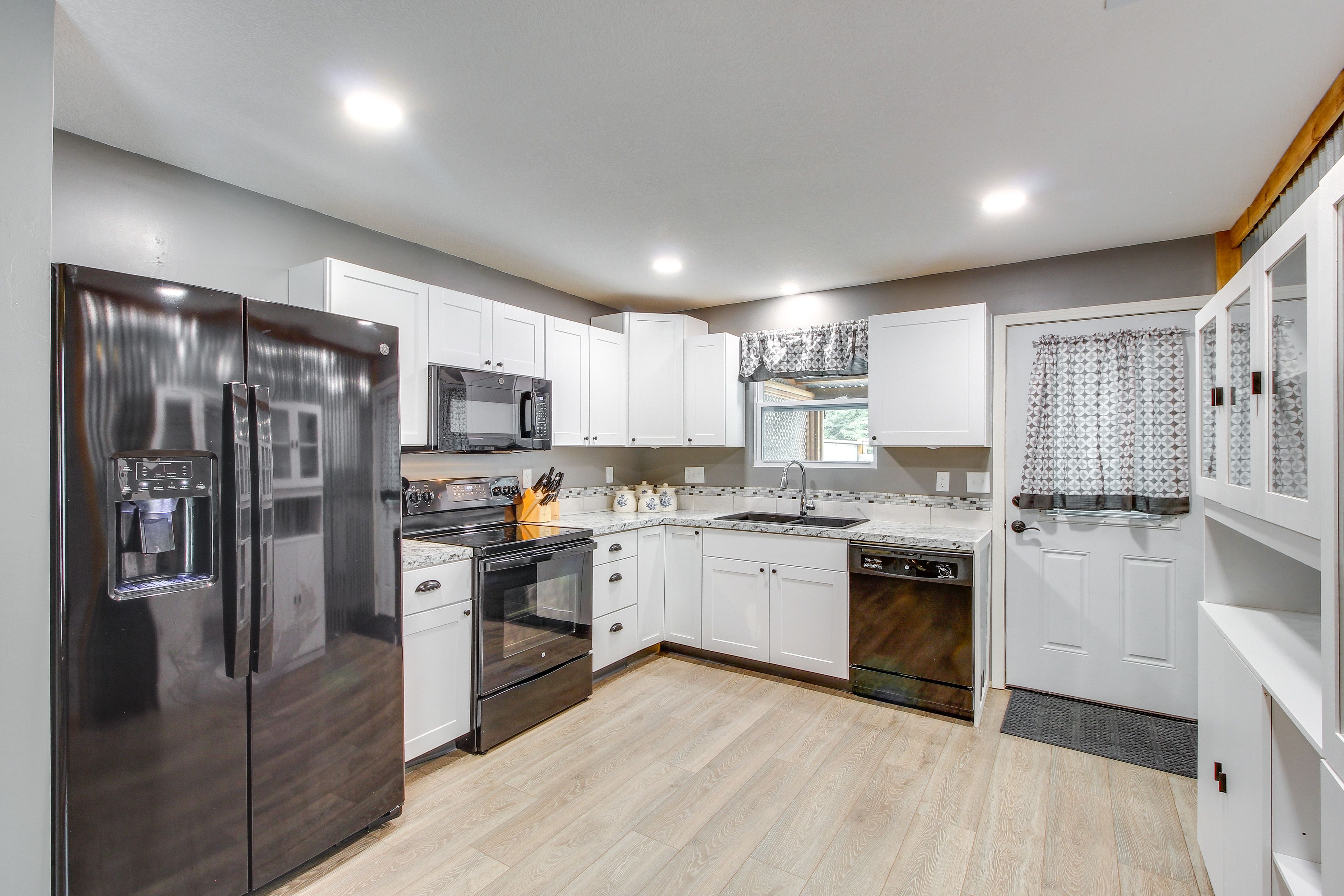 Kitchen | Cooking Basics | Coffee Maker | Paper Towels/Trash Bags Provided