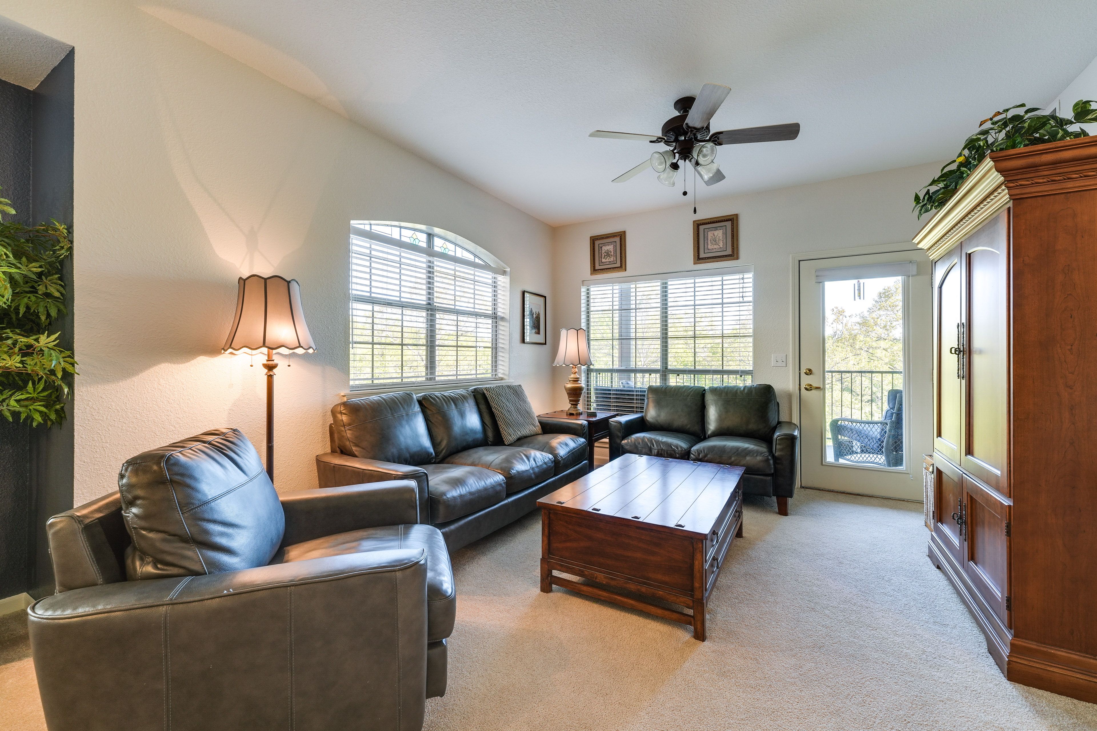 Living Room | Free WiFi | Central A/C & Heating | Books | Cable | Breakfast Bar
