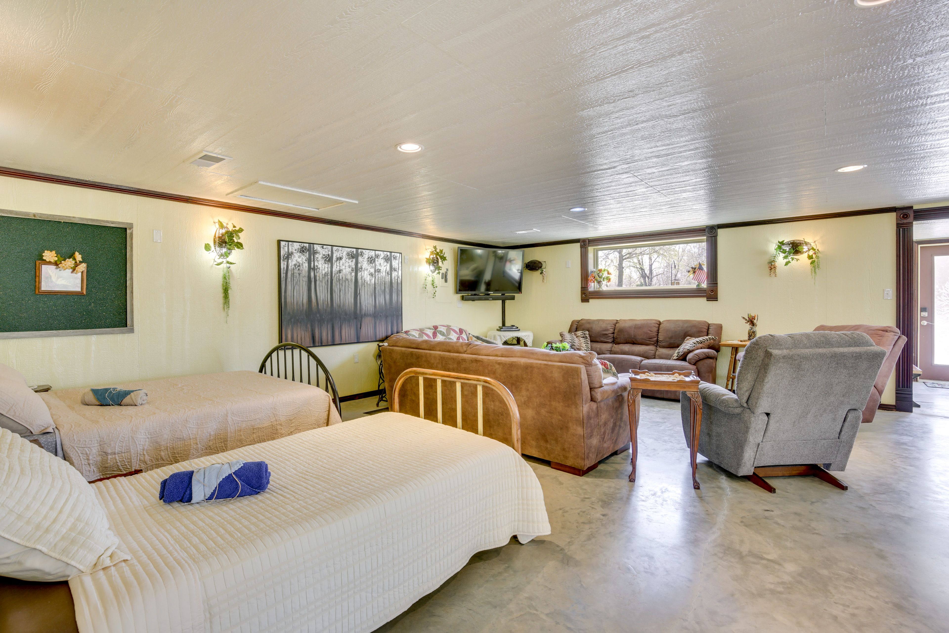 Studio | Flat-Screen TV | DVD Player | Central A/C | Electric Heat