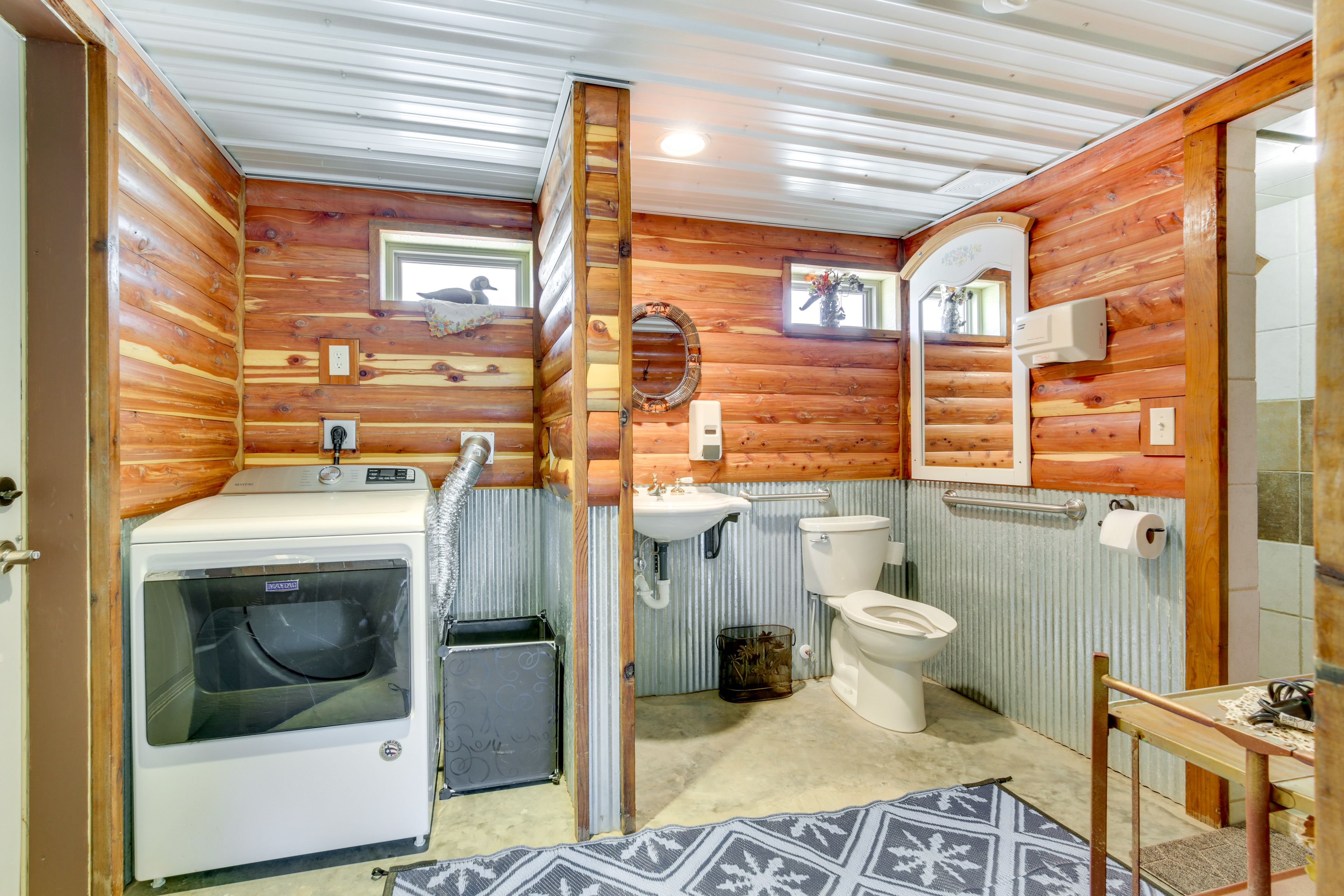 Full Bathroom | Complimentary Toiletries | Hair Dryer | Towels Provided