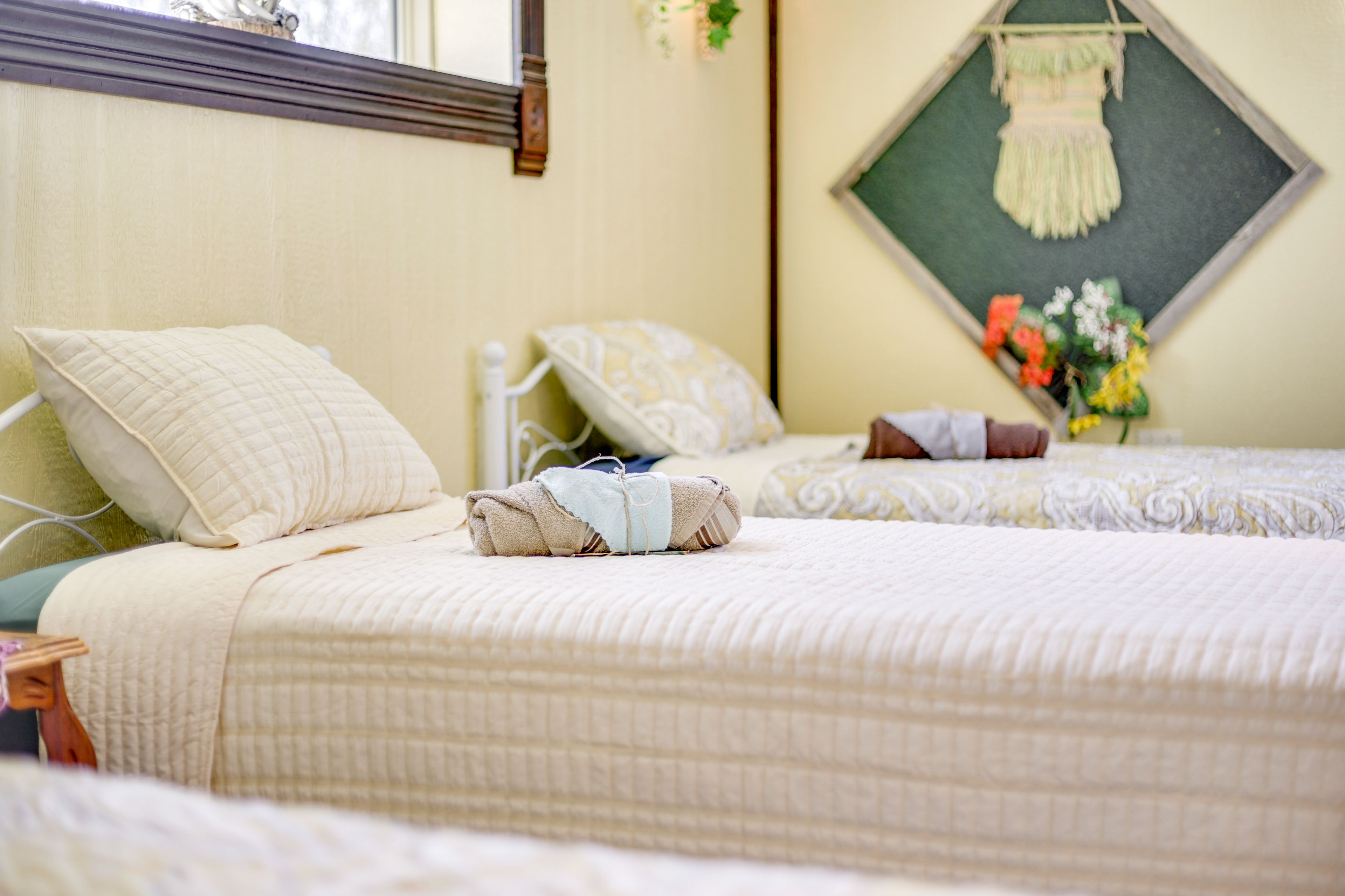 Studio | 6 Twin Beds | 1 Full Bed