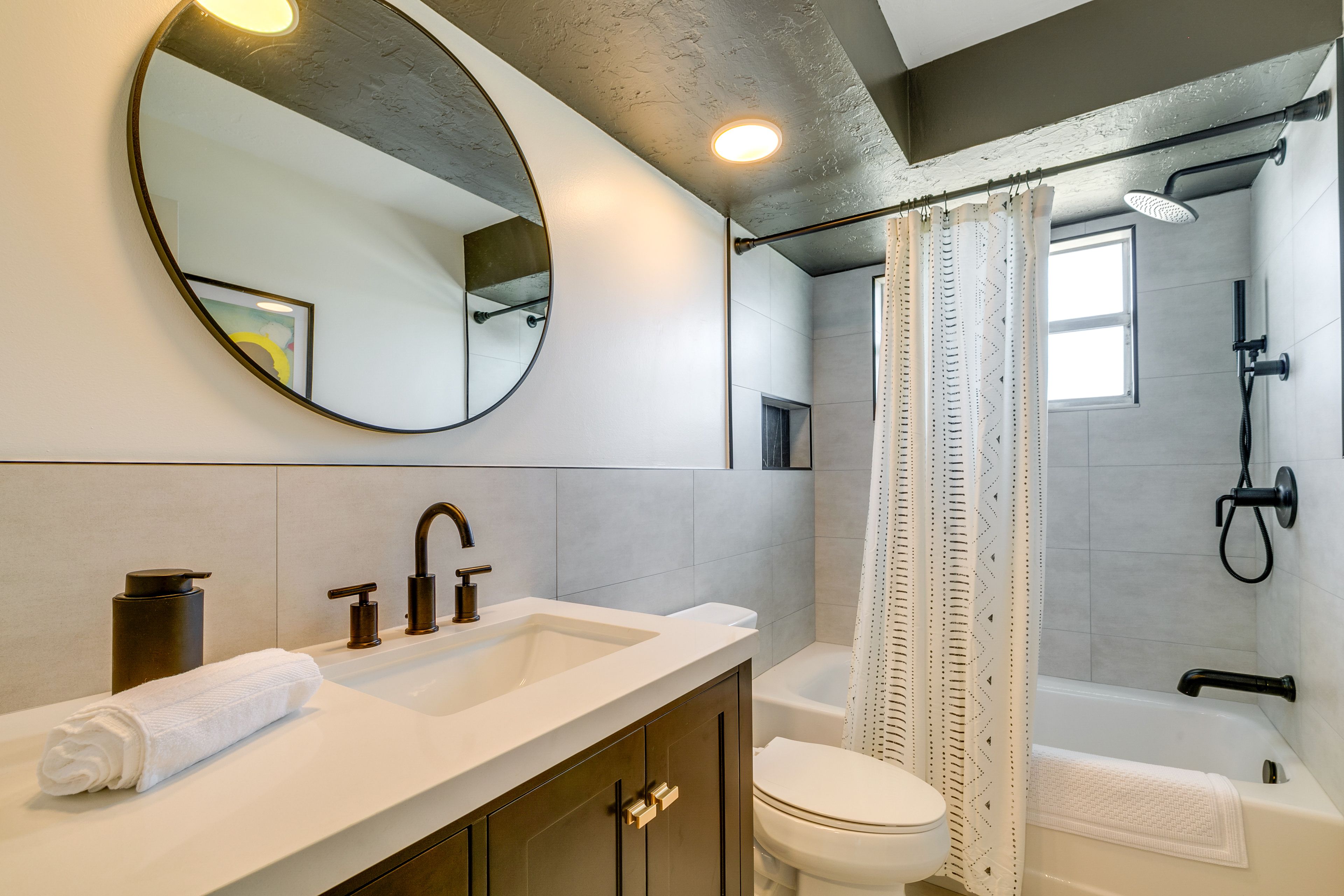Full Bathroom | Towels Provided | Complimentary Toiletries