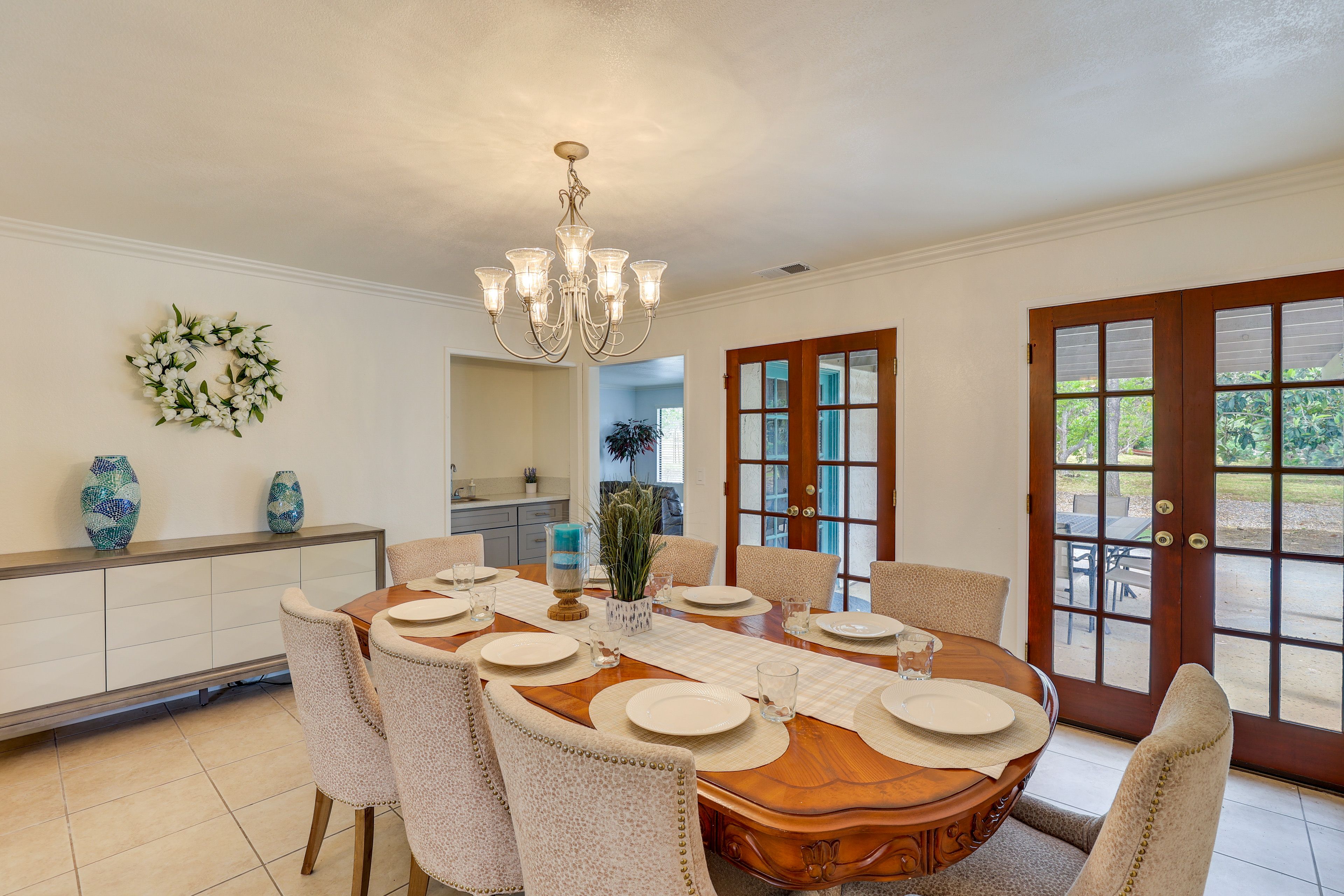 Dining Area | Dishware Provided