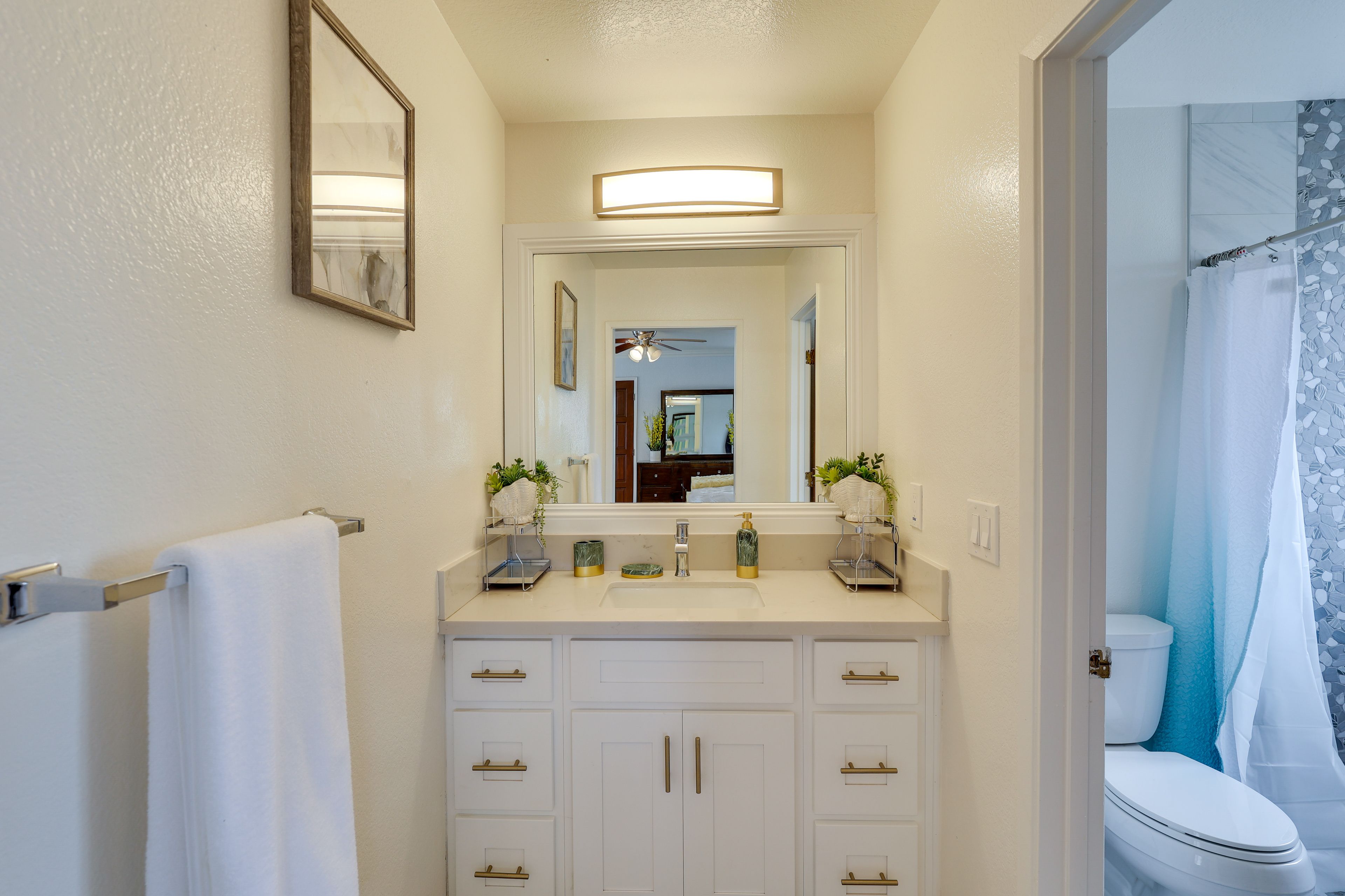 Full Bathroom | Towels Provided | Complimentary Toiletries