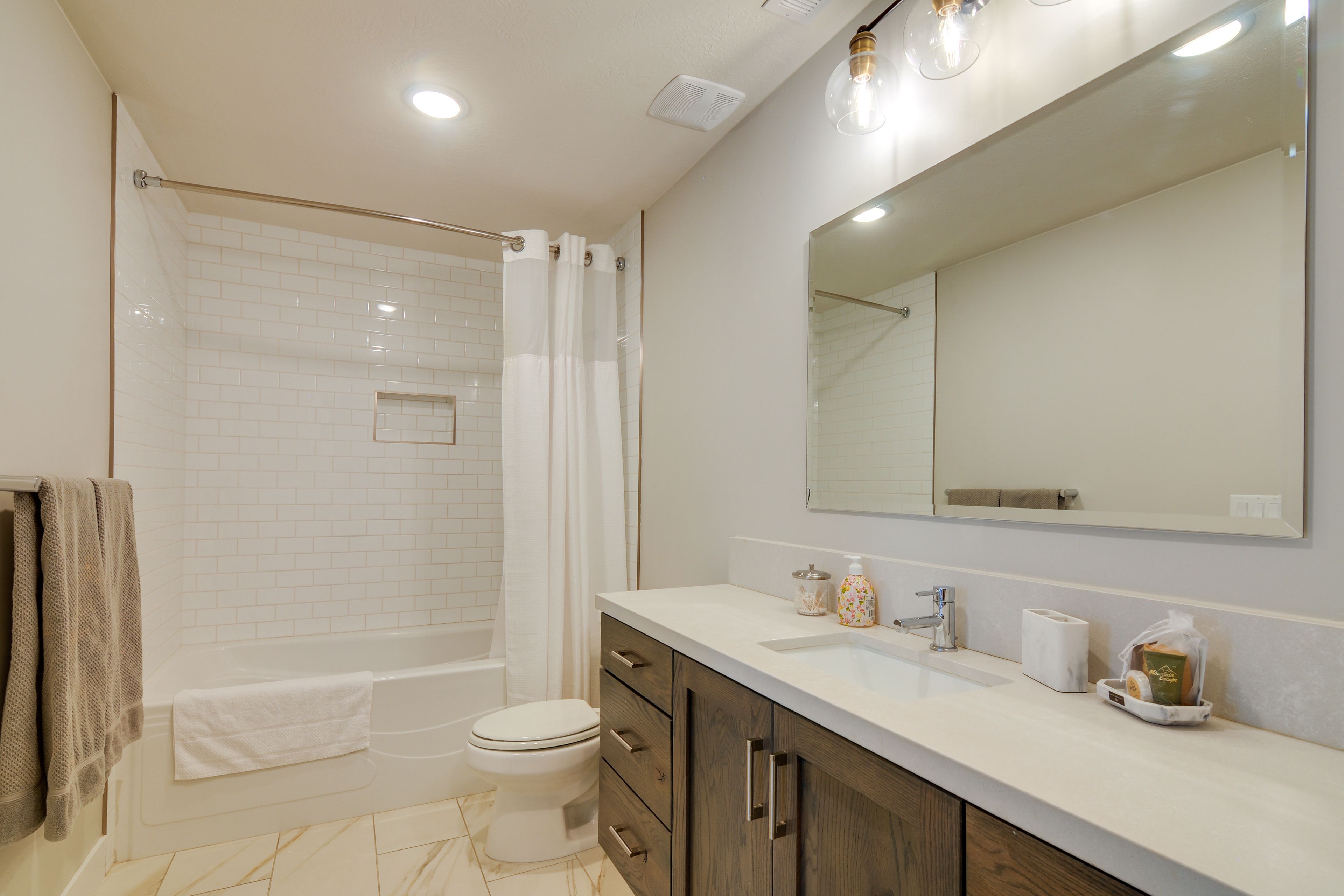 Full Bathroom | 1st Floor | Complimentary Toiletries