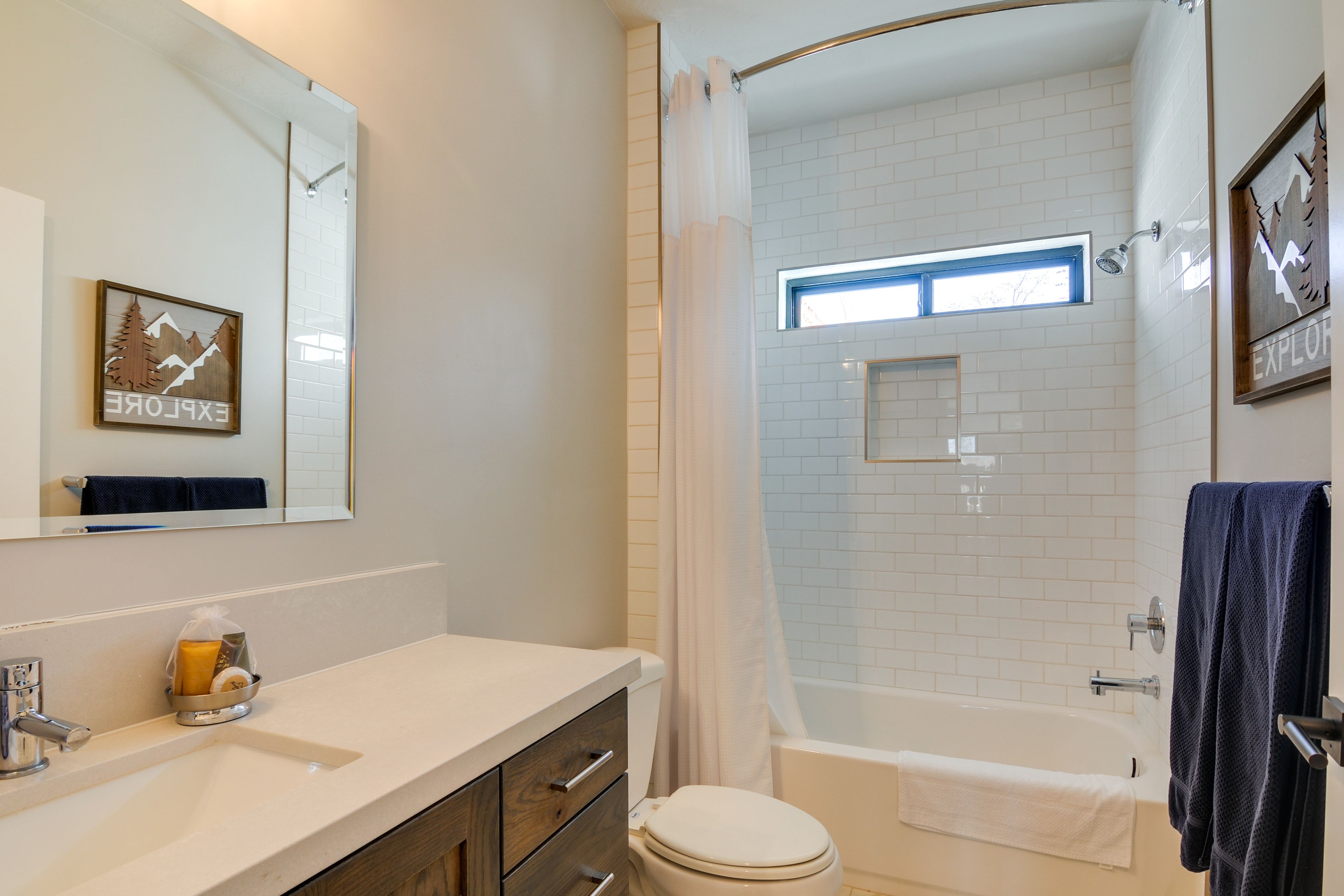 Full Bathroom | 2nd Floor | Shower/Tub Combo