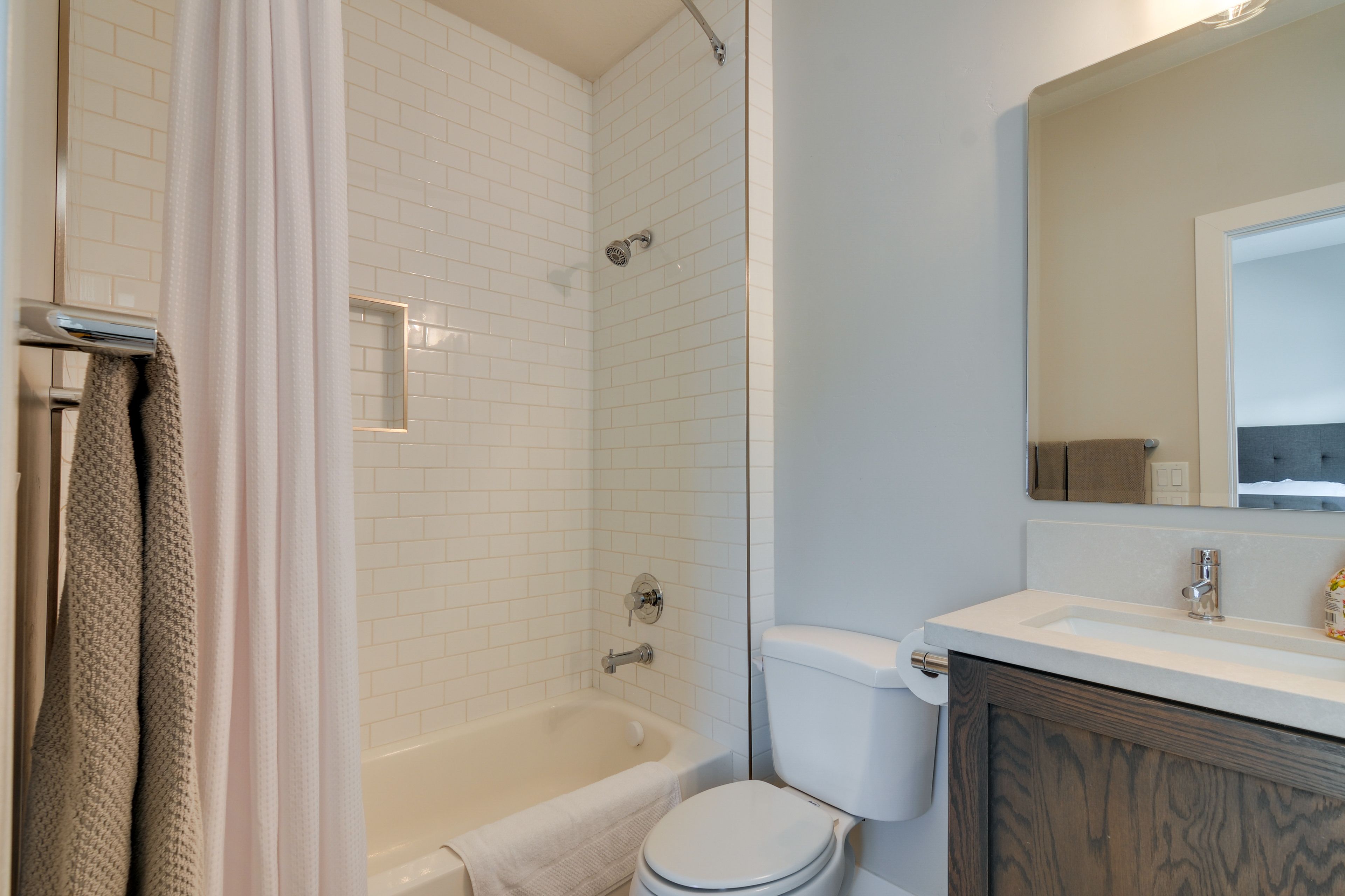 Full Bathroom | 2nd Floor | Towels Provided