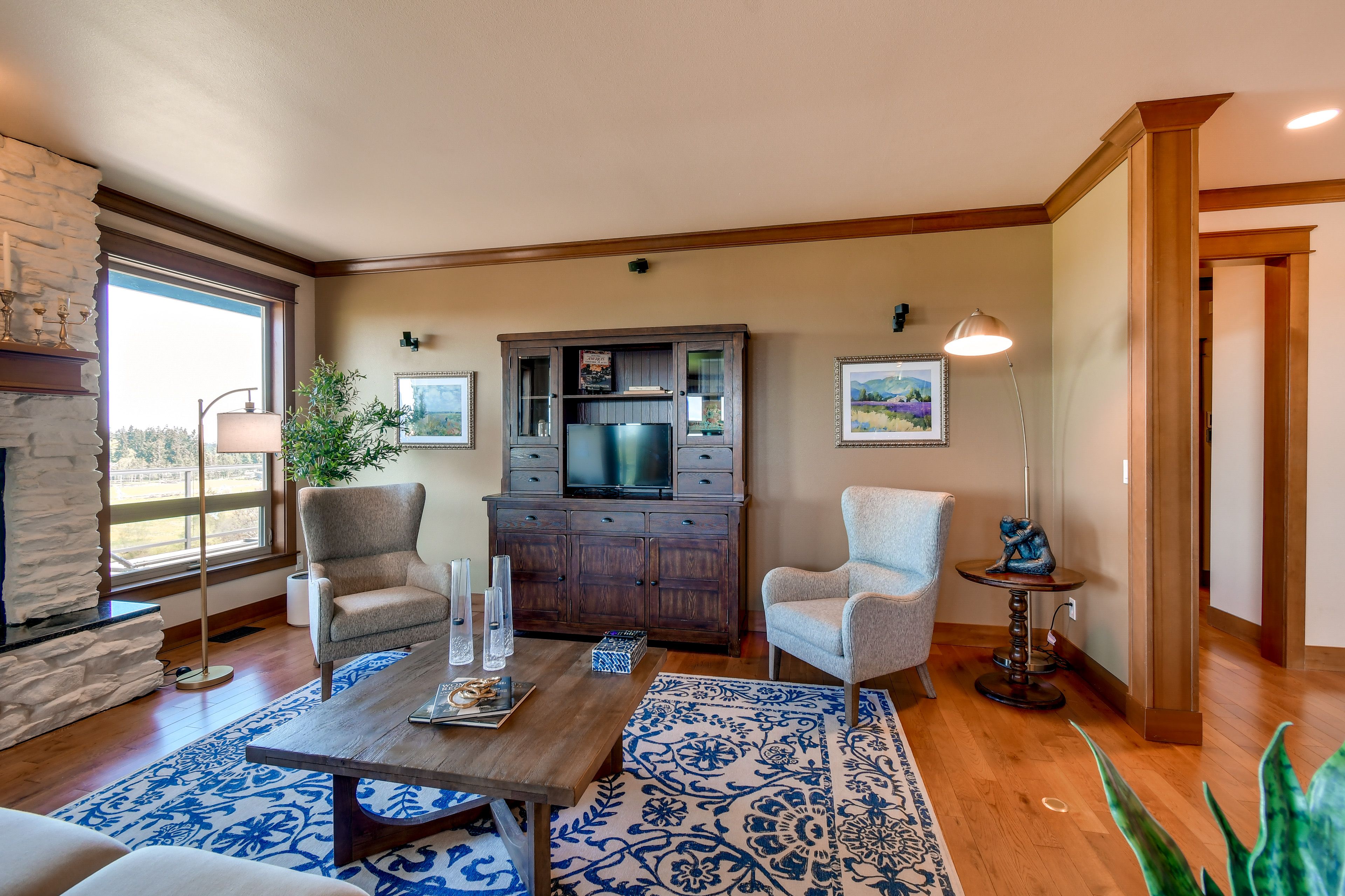 Living Room | Free WiFi | Central Heat & A/C | Smart TV
