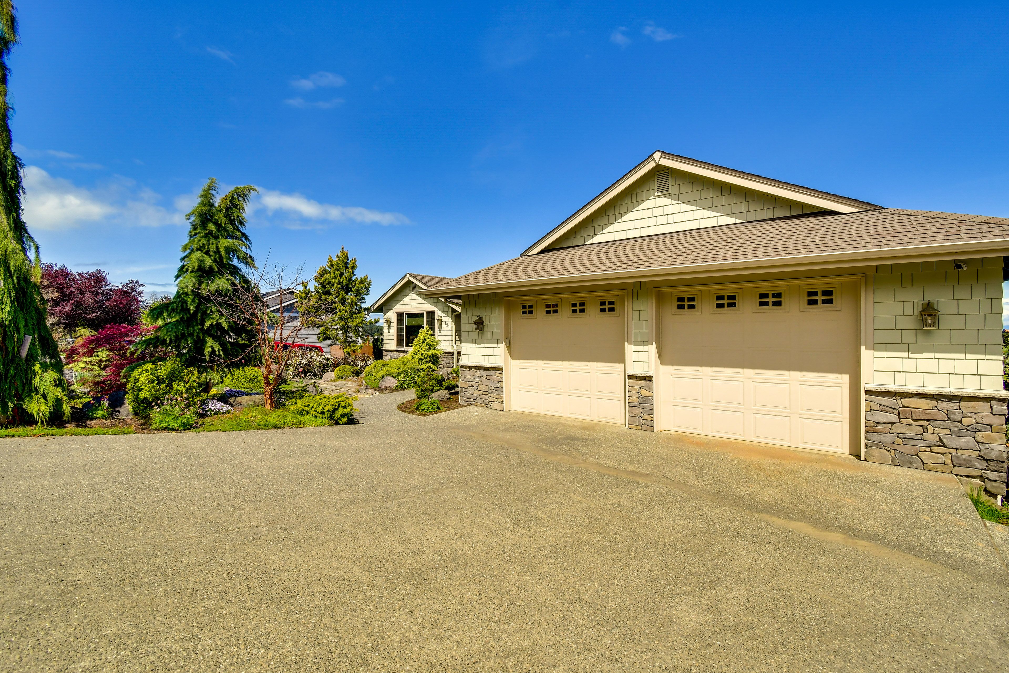 Parking | Garage (2 Vehicles) | Driveway (1 Vehicle)