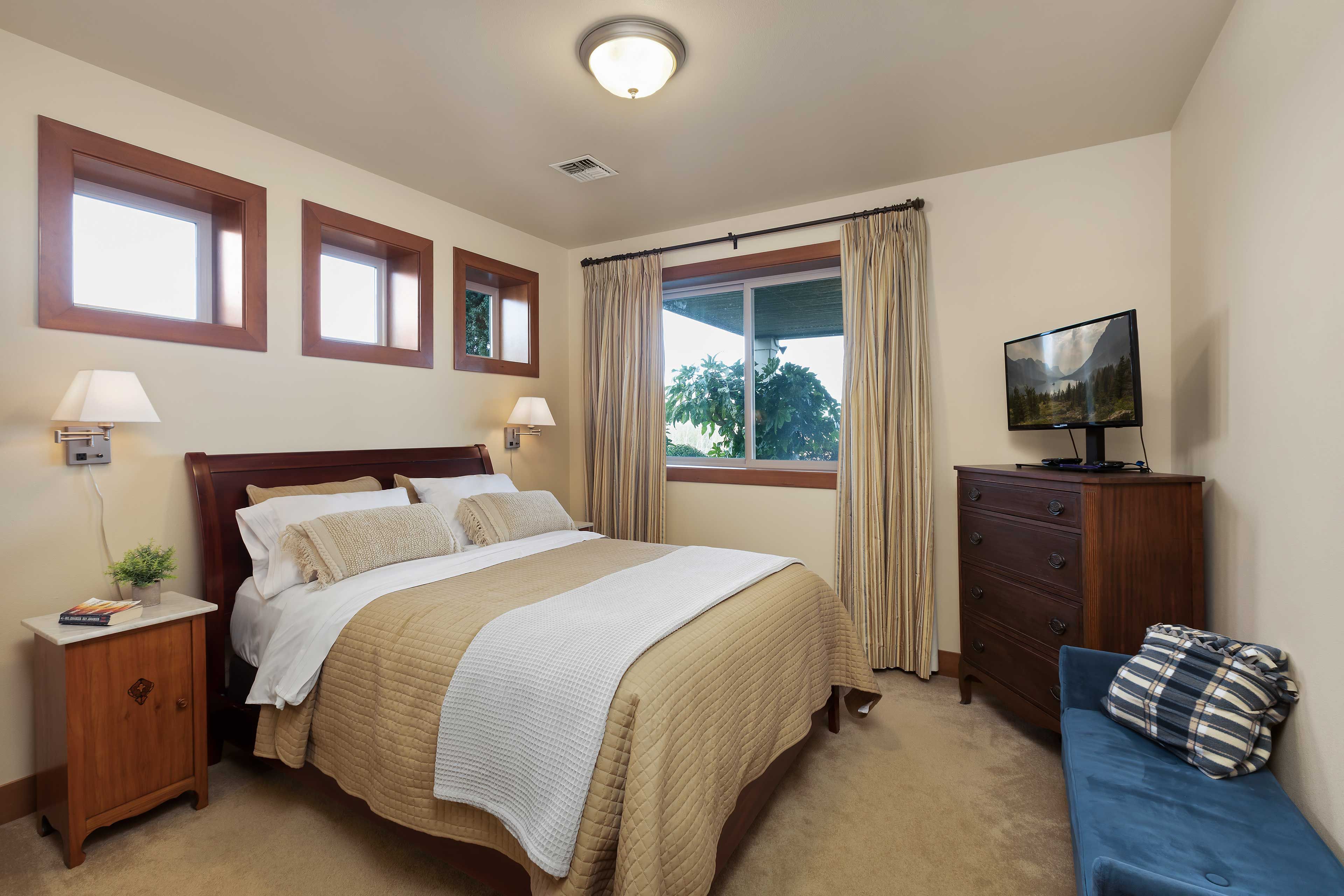 Bedroom 4 | Queen Bed | Smart TV