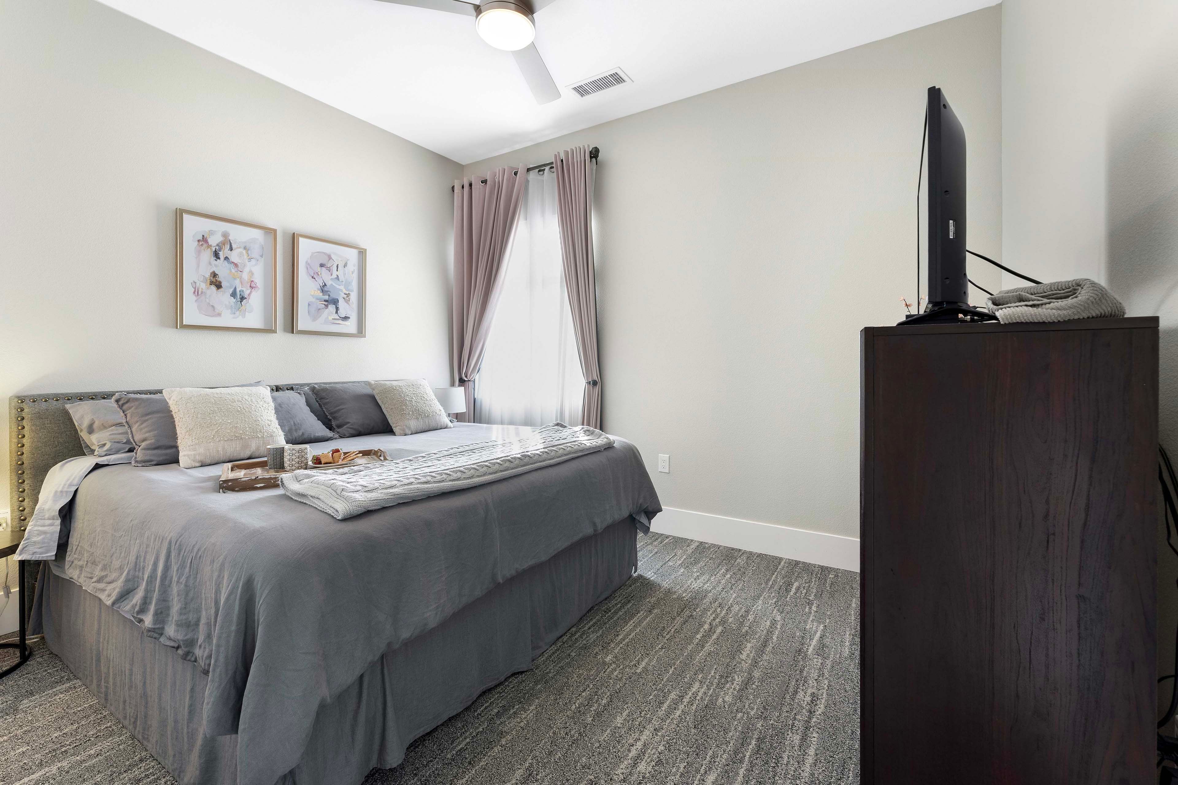 Bedroom | King Bed | Flat-Screen TV