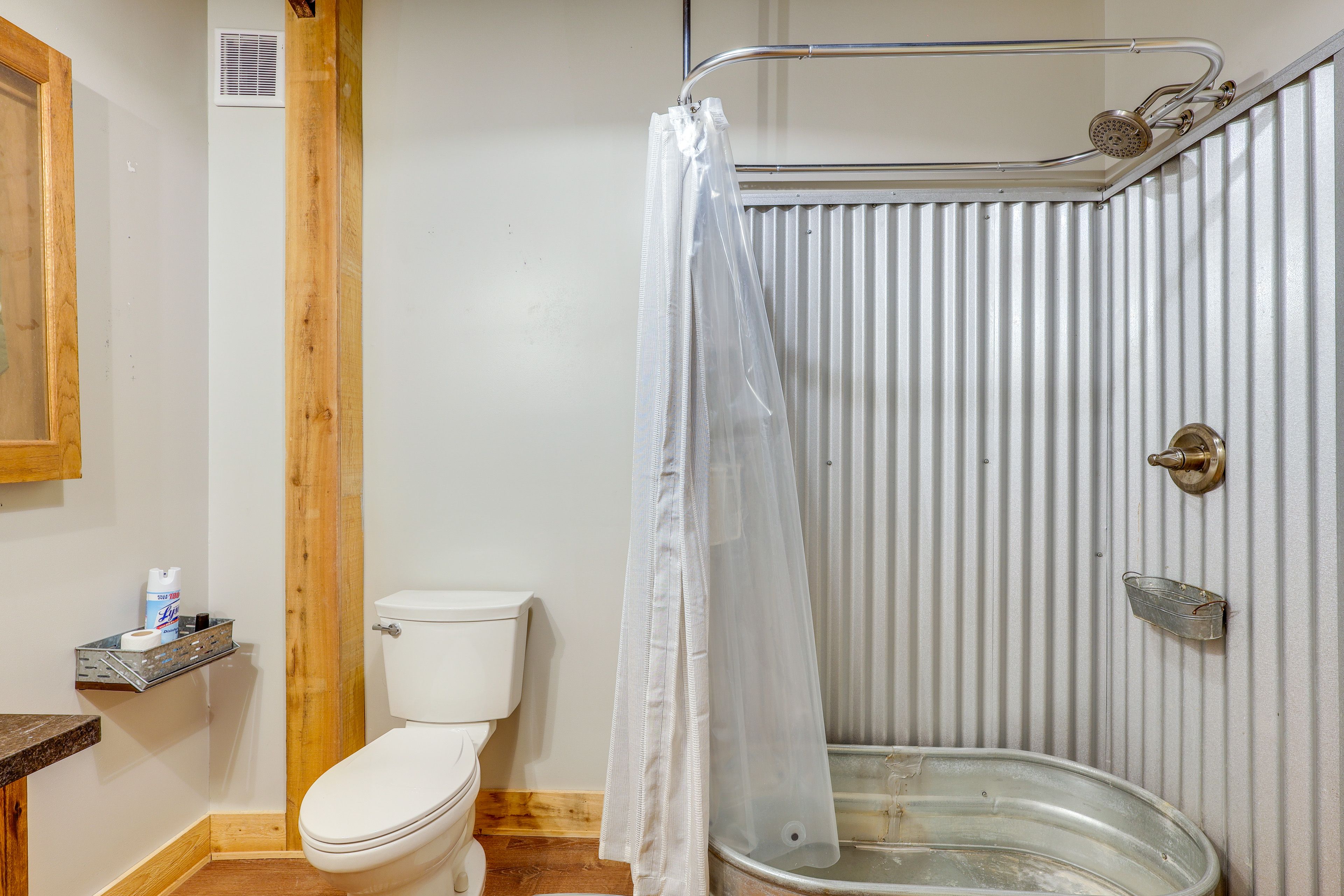 Full Bathroom | Towels Provided