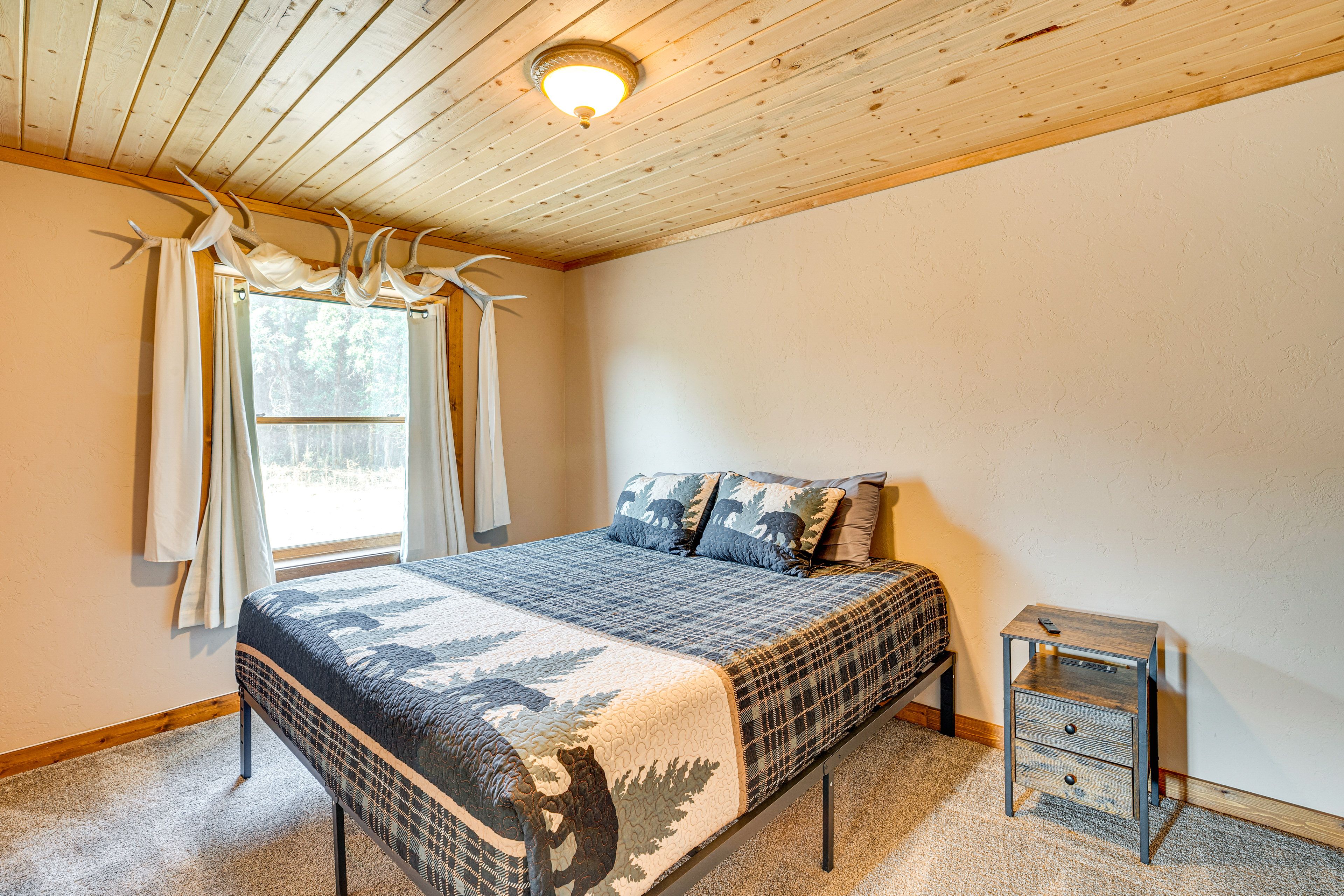 Bedroom 1 | King Bed | Linens | 1st Floor