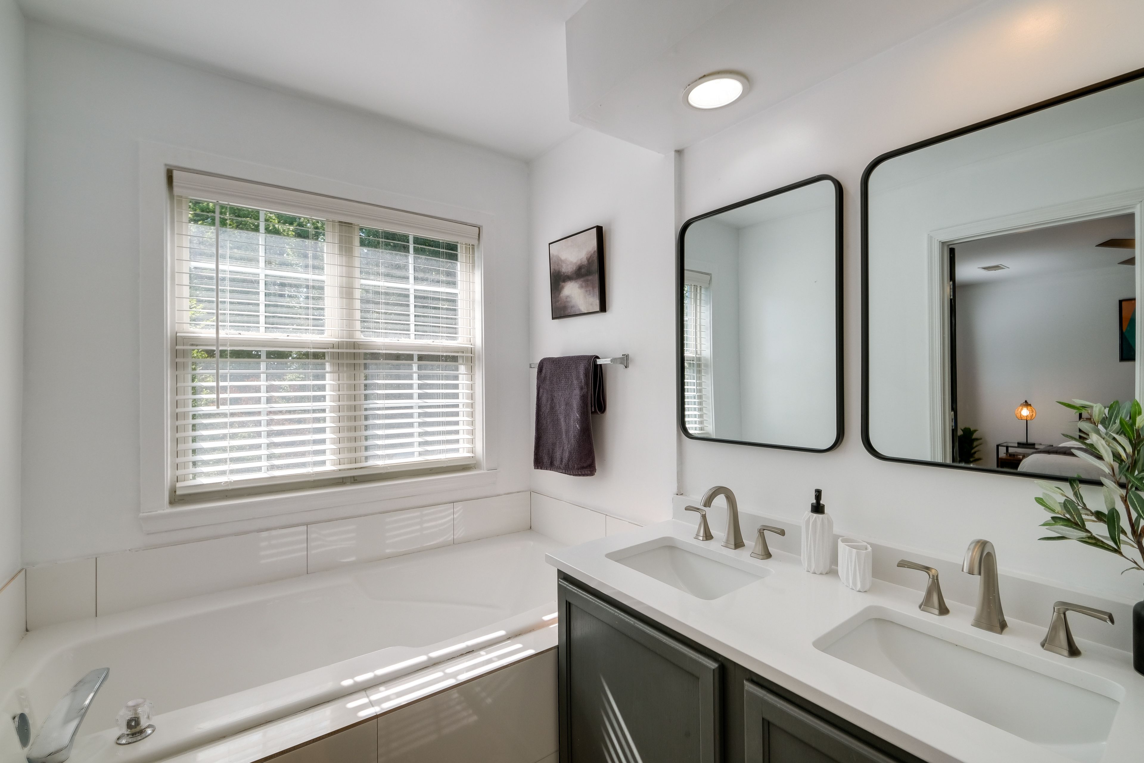 Full En-Suite Bathroom | Jetted Tub & Shower | Towels Provided