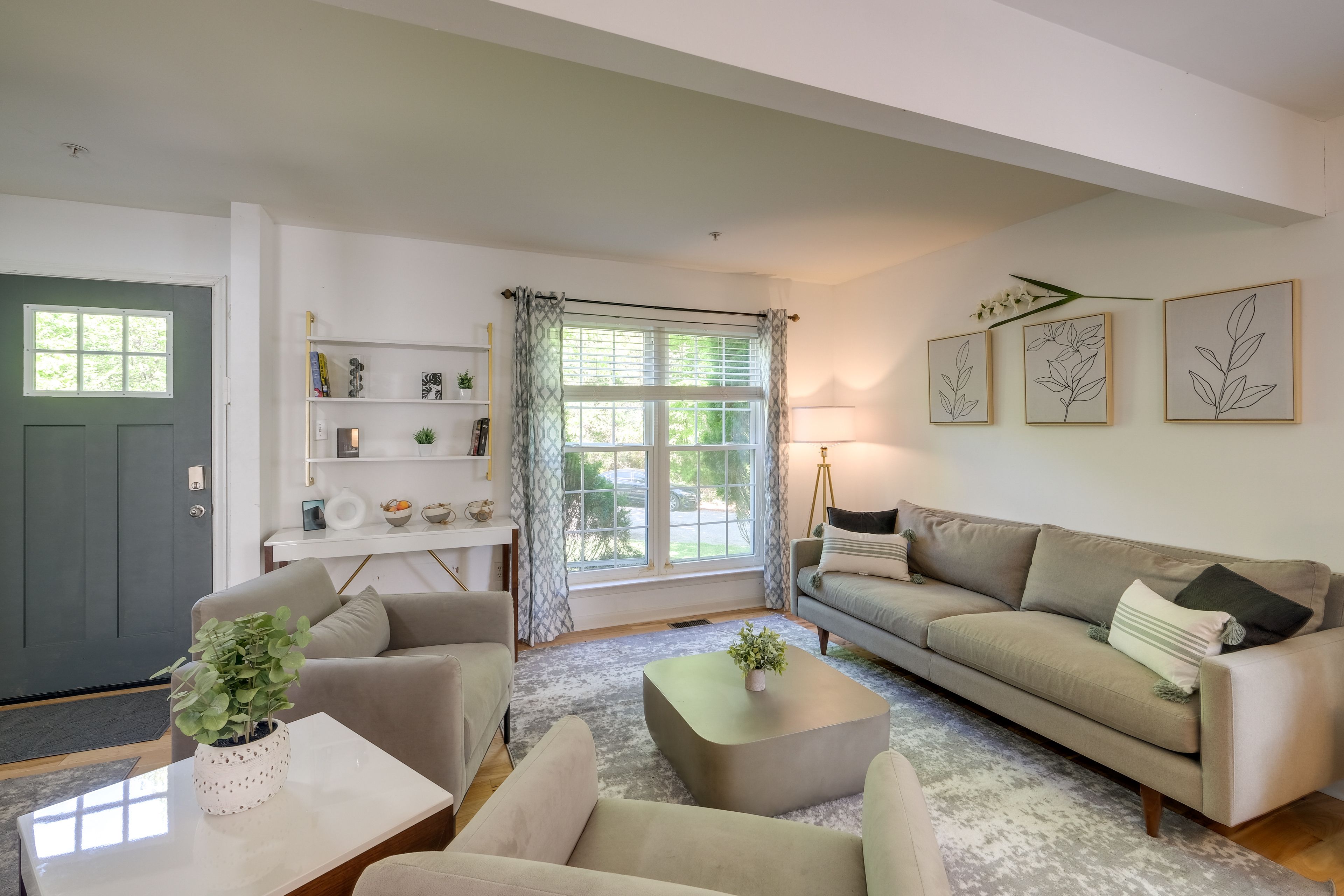Living Room | Free WiFi | Central A/C | Ceiling Fans | Shared Washer & Dryer