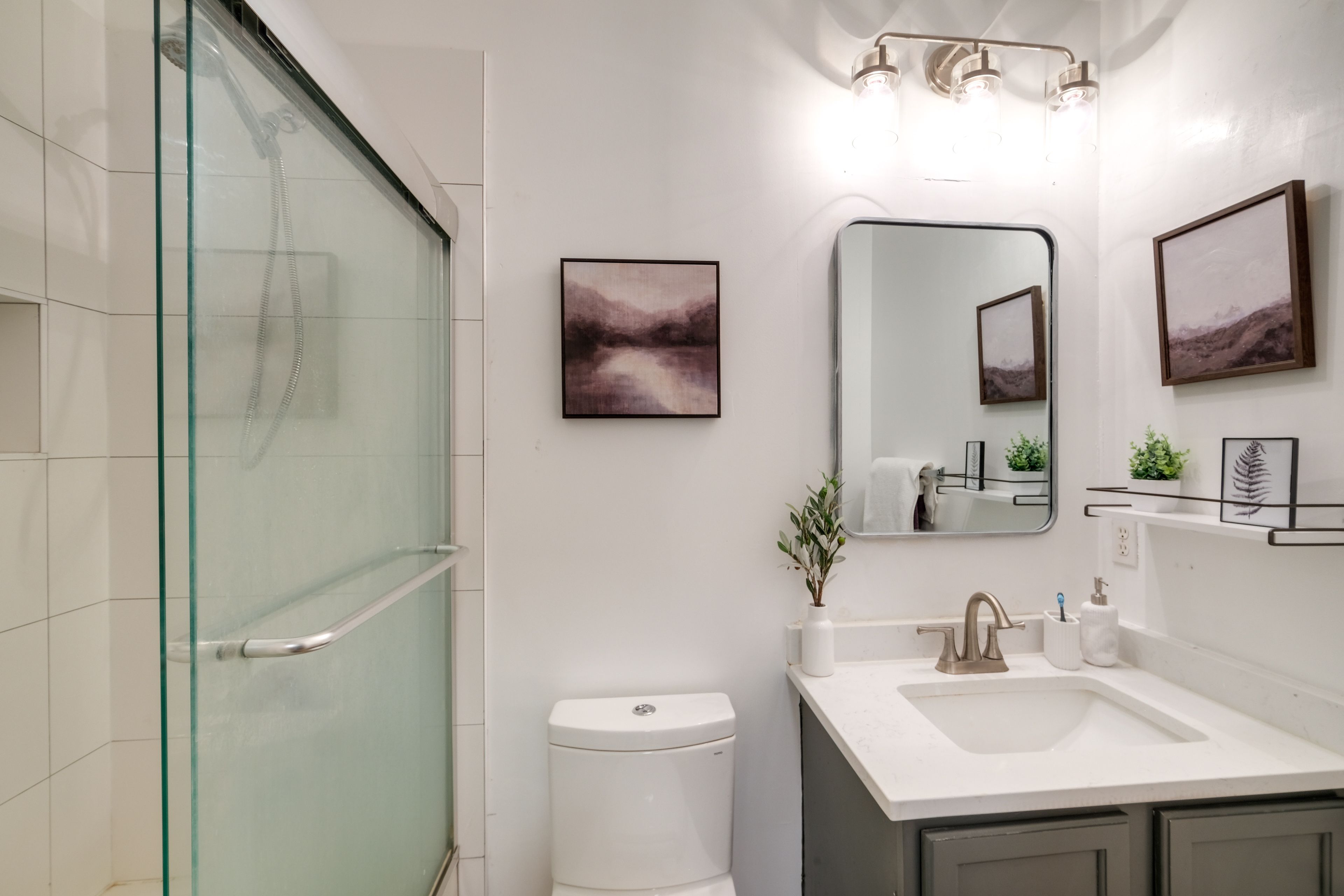 Full Bathroom | Complimentary Toiletries | Hair Dryer