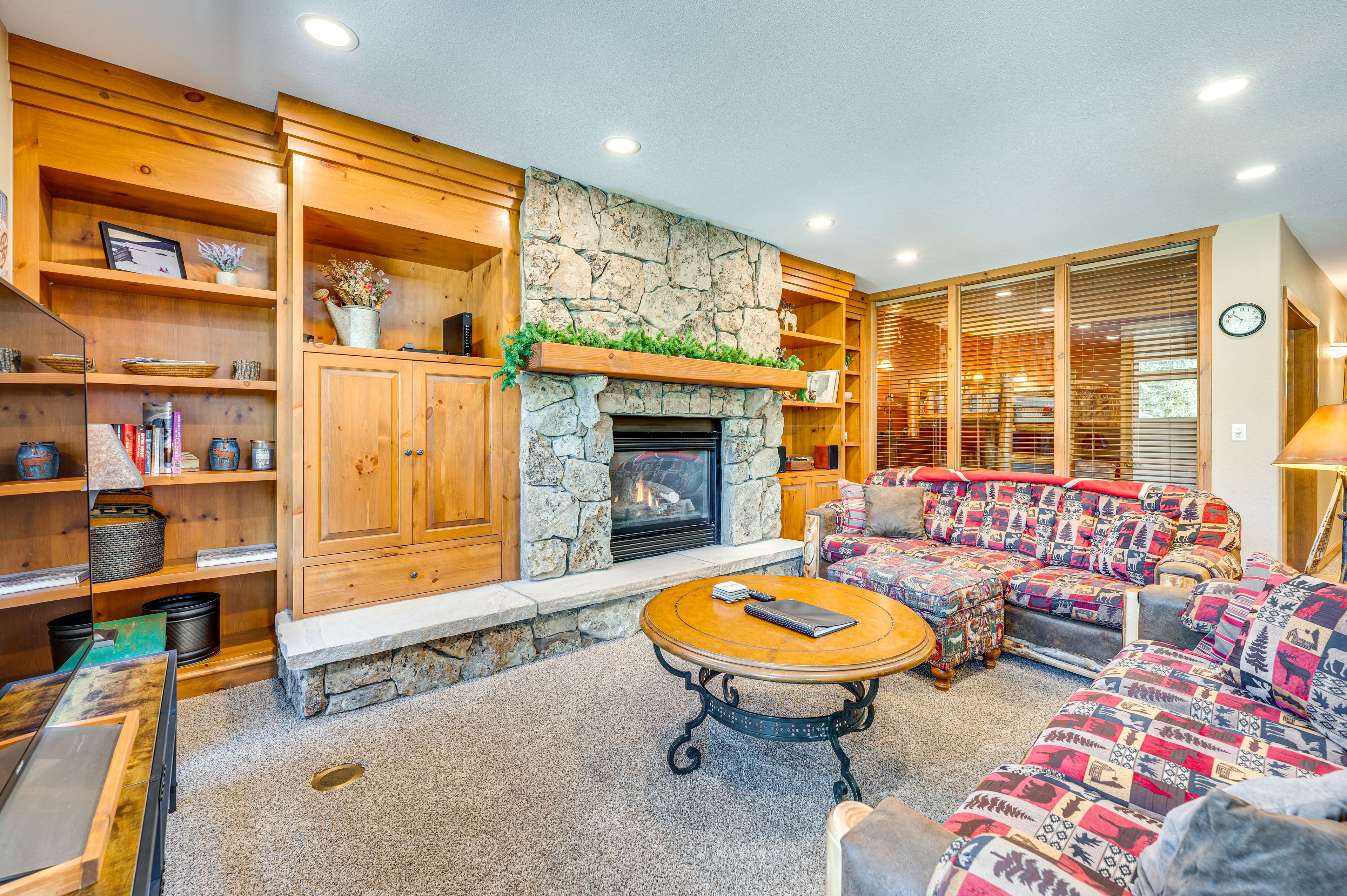Living Room | Smart TV w/ Cable | Fireplace