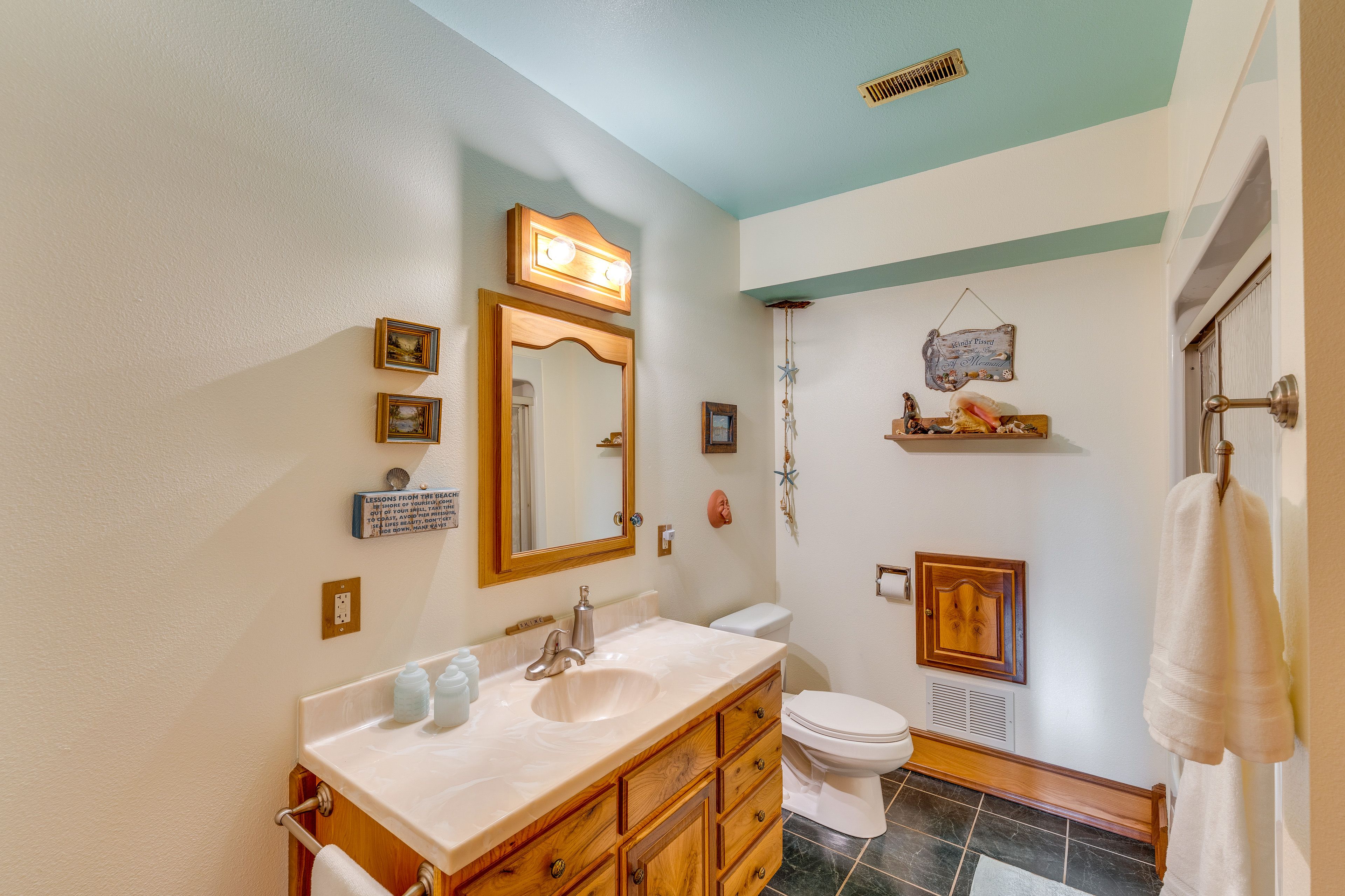 Full Bathroom | Complimentary Toiletries