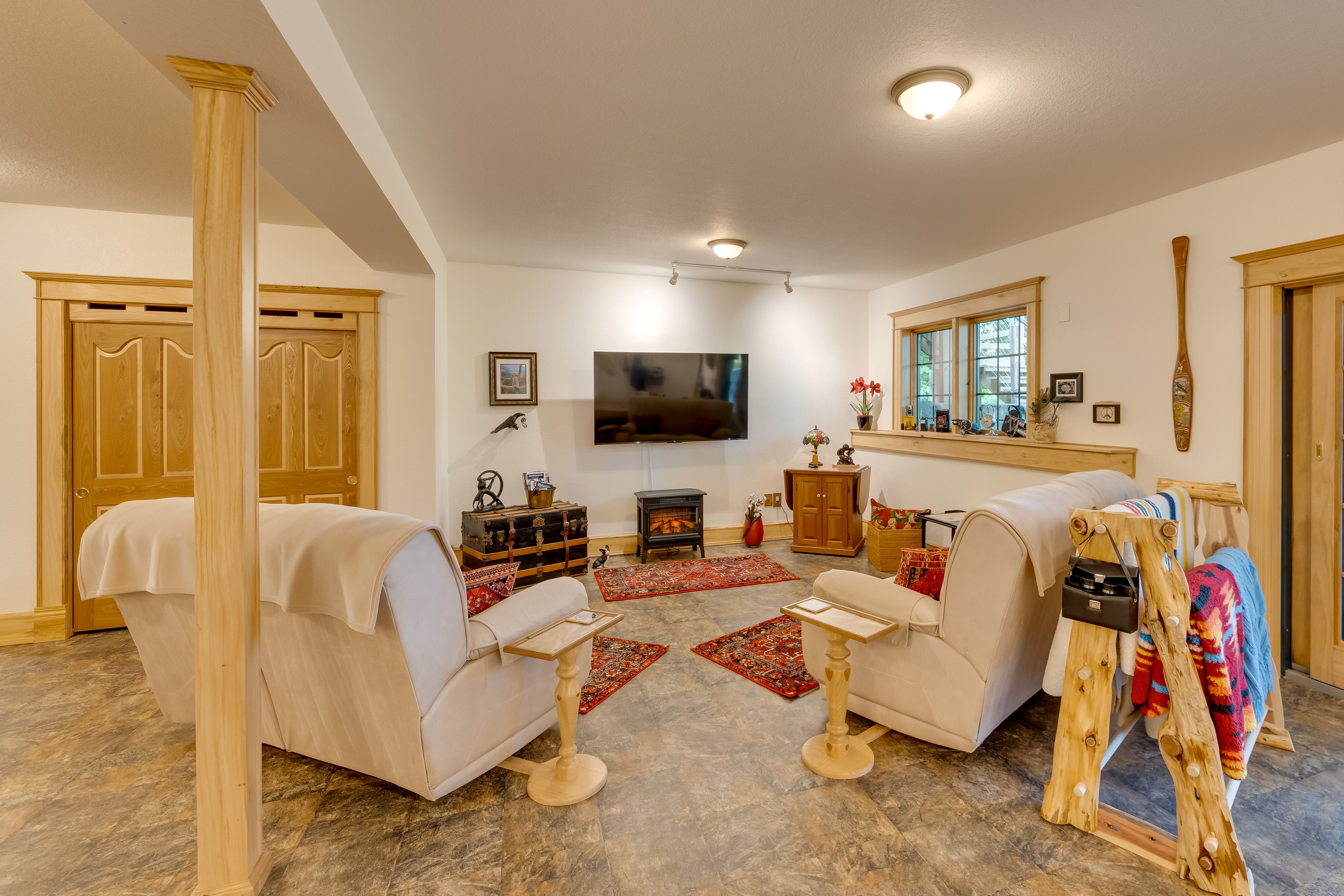 Additional Living Area | Flat-Screen TV w/ Cable | Twin Cot