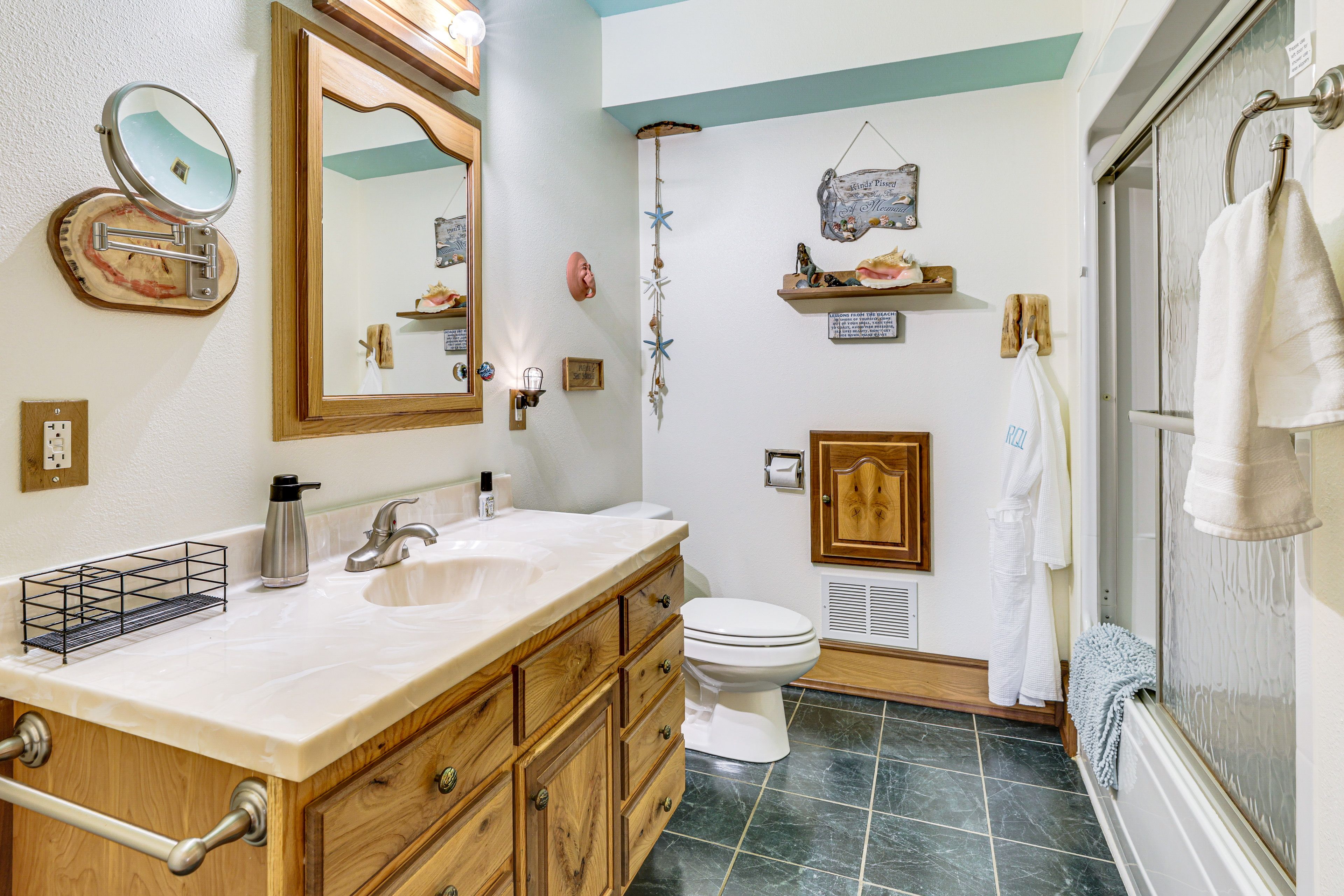 Full Bathroom | Complimentary Toiletries