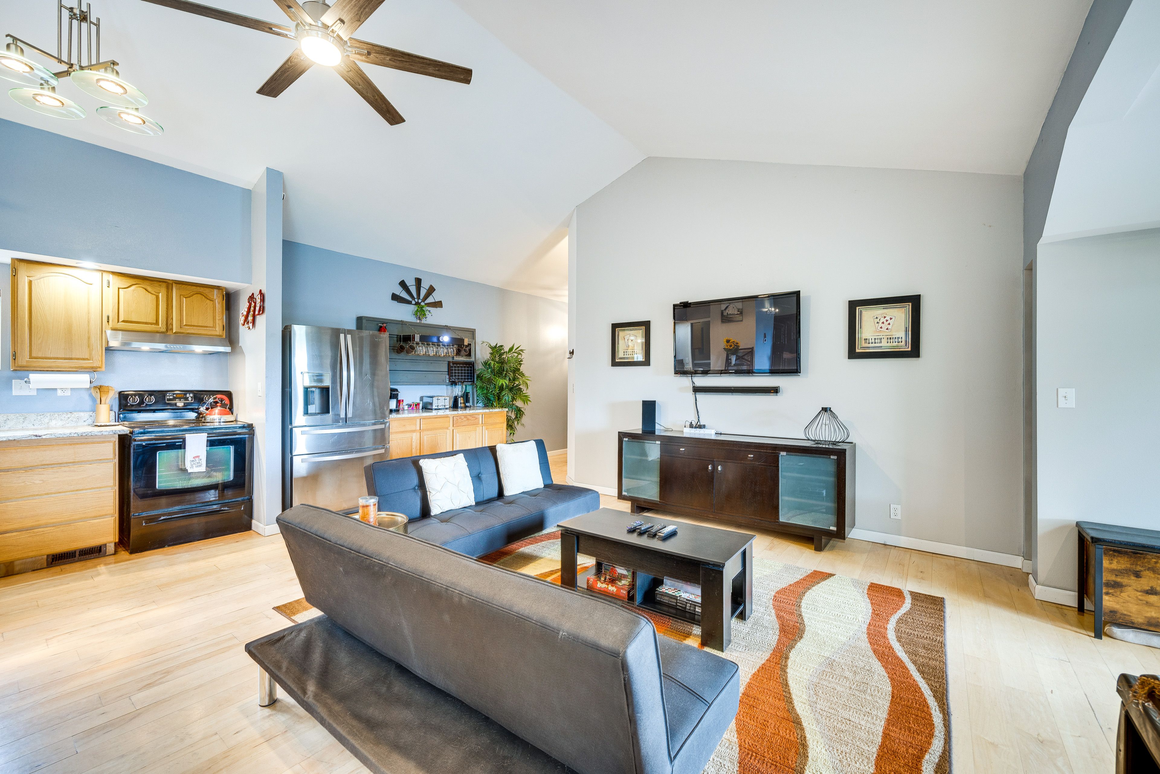 Living Room | 2 Twin Futons | Free WiFi | Smart TV