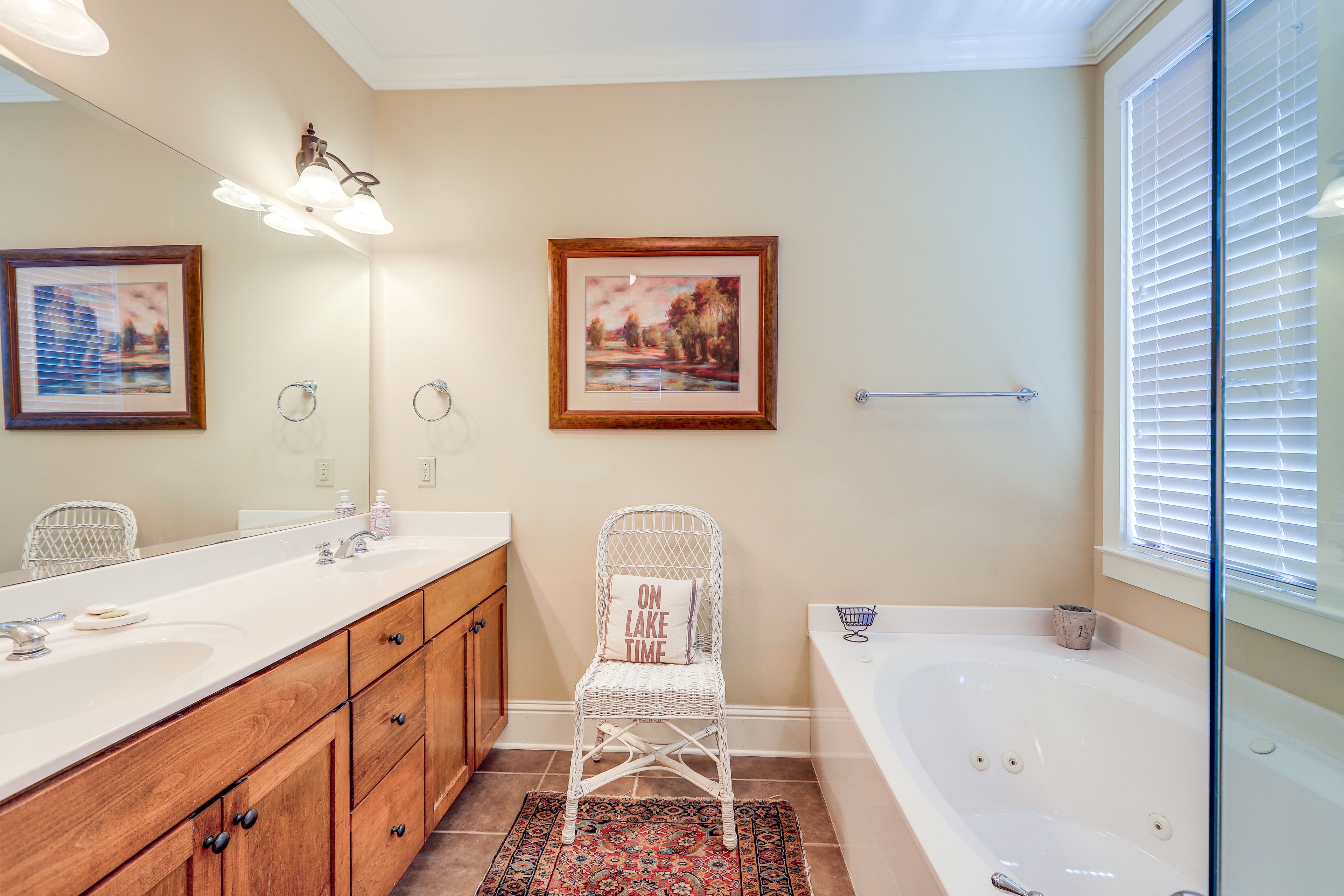 En-Suite Bathroom | Jetted Tub | Towels & Linens Provided