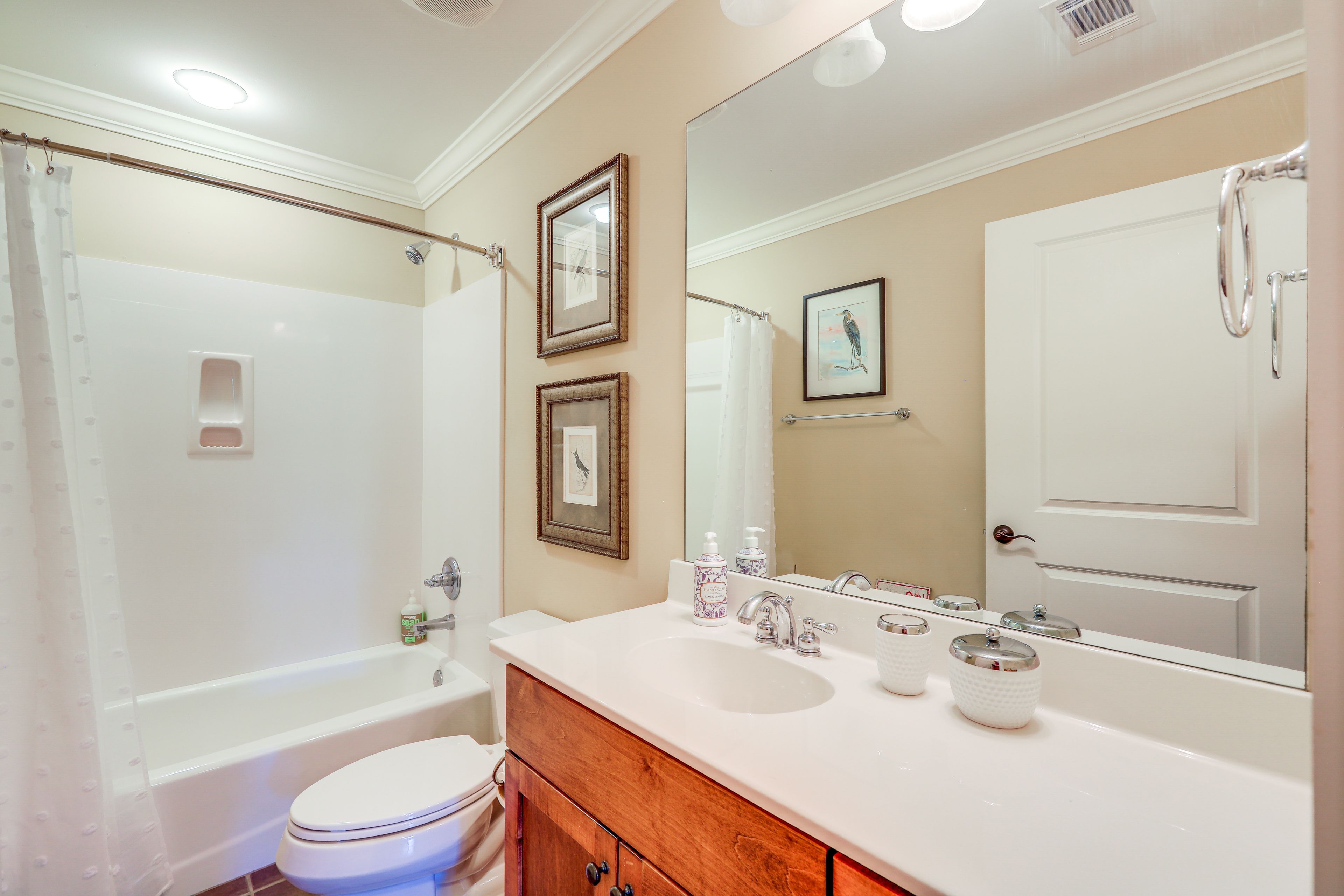 Full Bathroom | Complimentary Toiletries